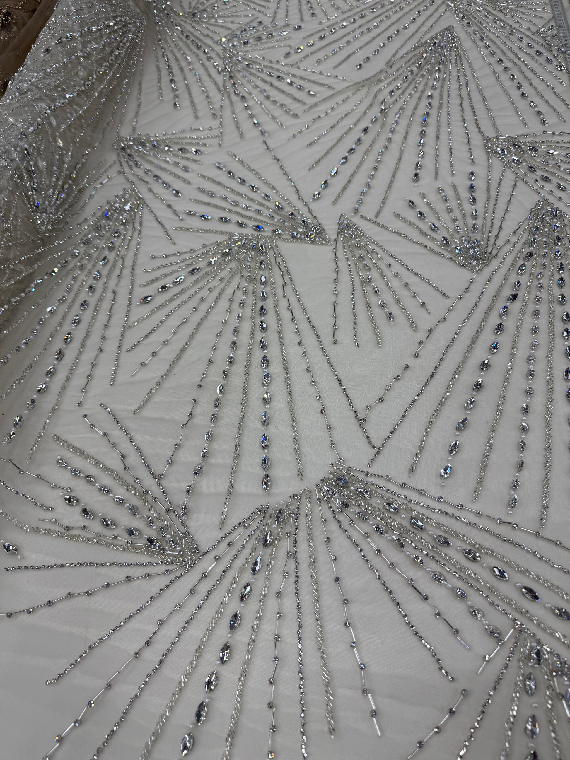 Broderie pe tul alb premium cu cristale aplicate 140cm/la metru SJT1357 