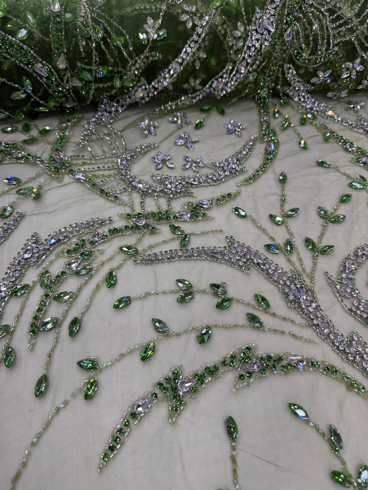 Broderie pe tul verde Model J1 3441, latime 140 cm, cu cristale, margele si aplicatii premium/la metru