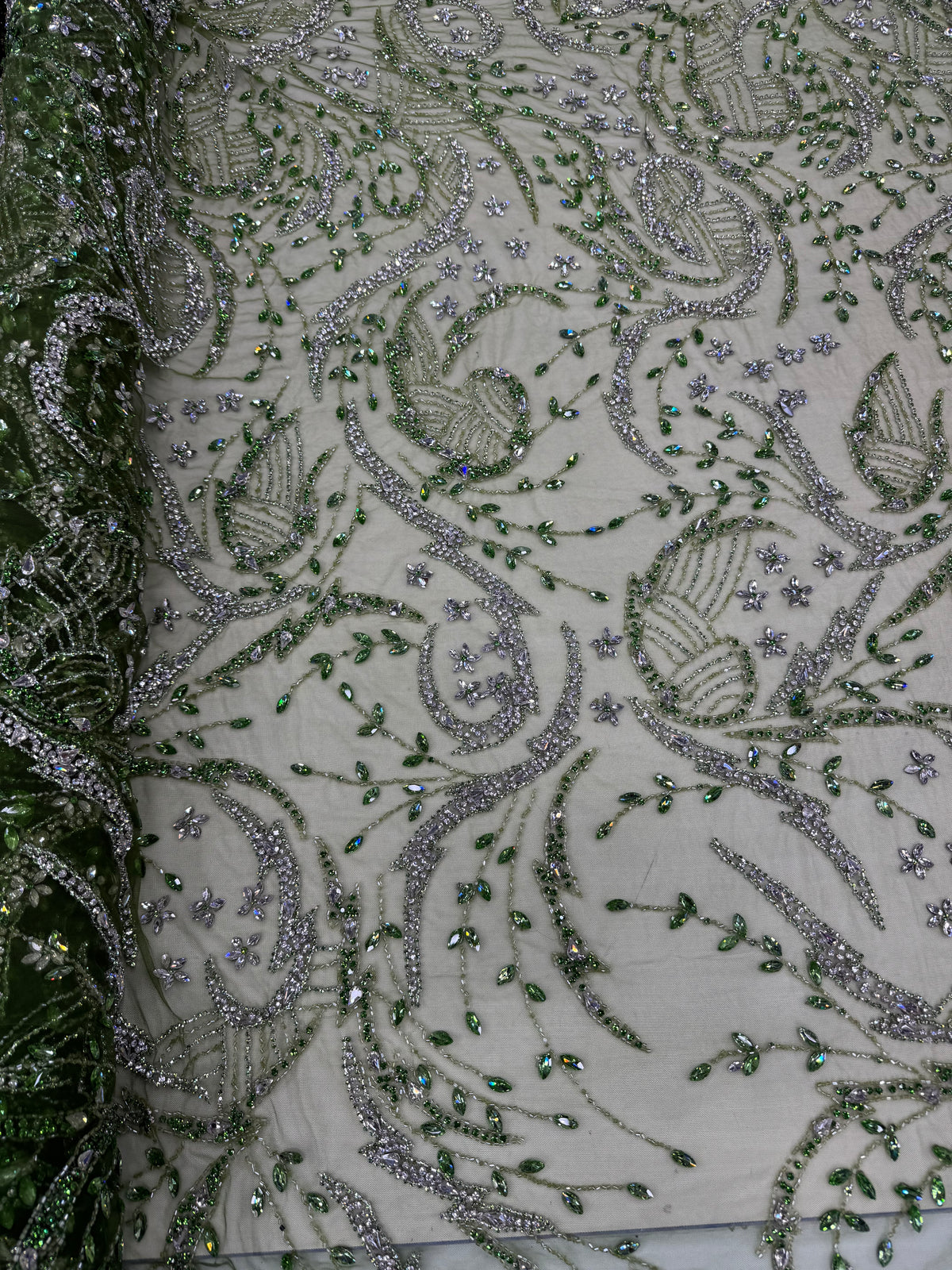 Broderie pe tul verde Model J1 3441, latime 140 cm, cu cristale, margele si aplicatii premium/la metru