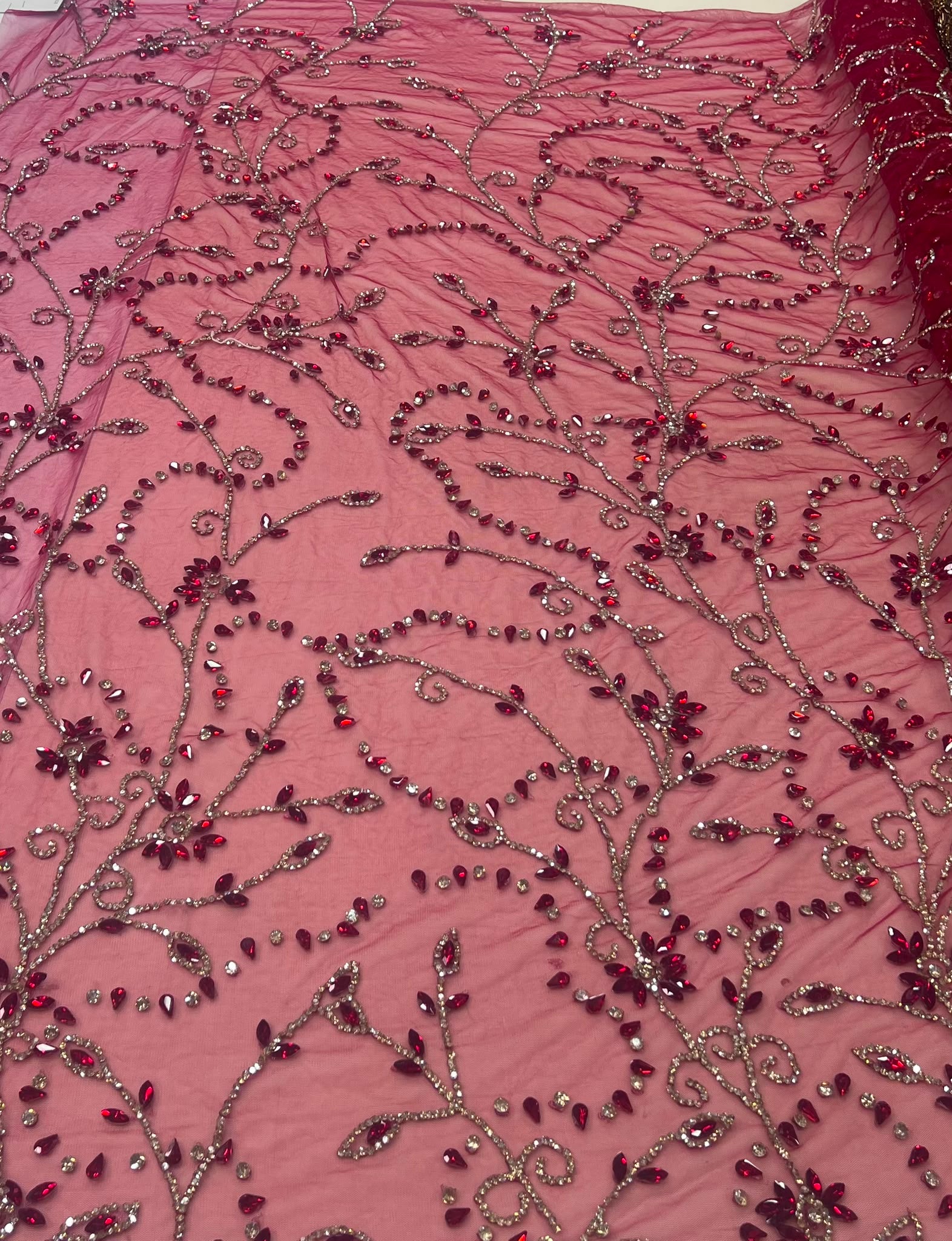 Broderie pe tull cu cristale și pietre decorative – Roșu/Bordo