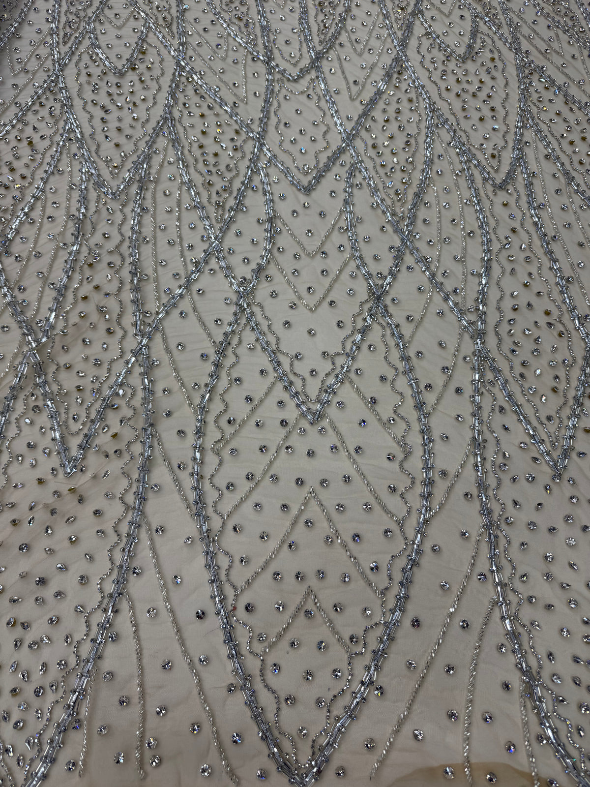 Broderie premium pe tul Model SJT1369, latime 140 cm, cu cristale si margele argintii