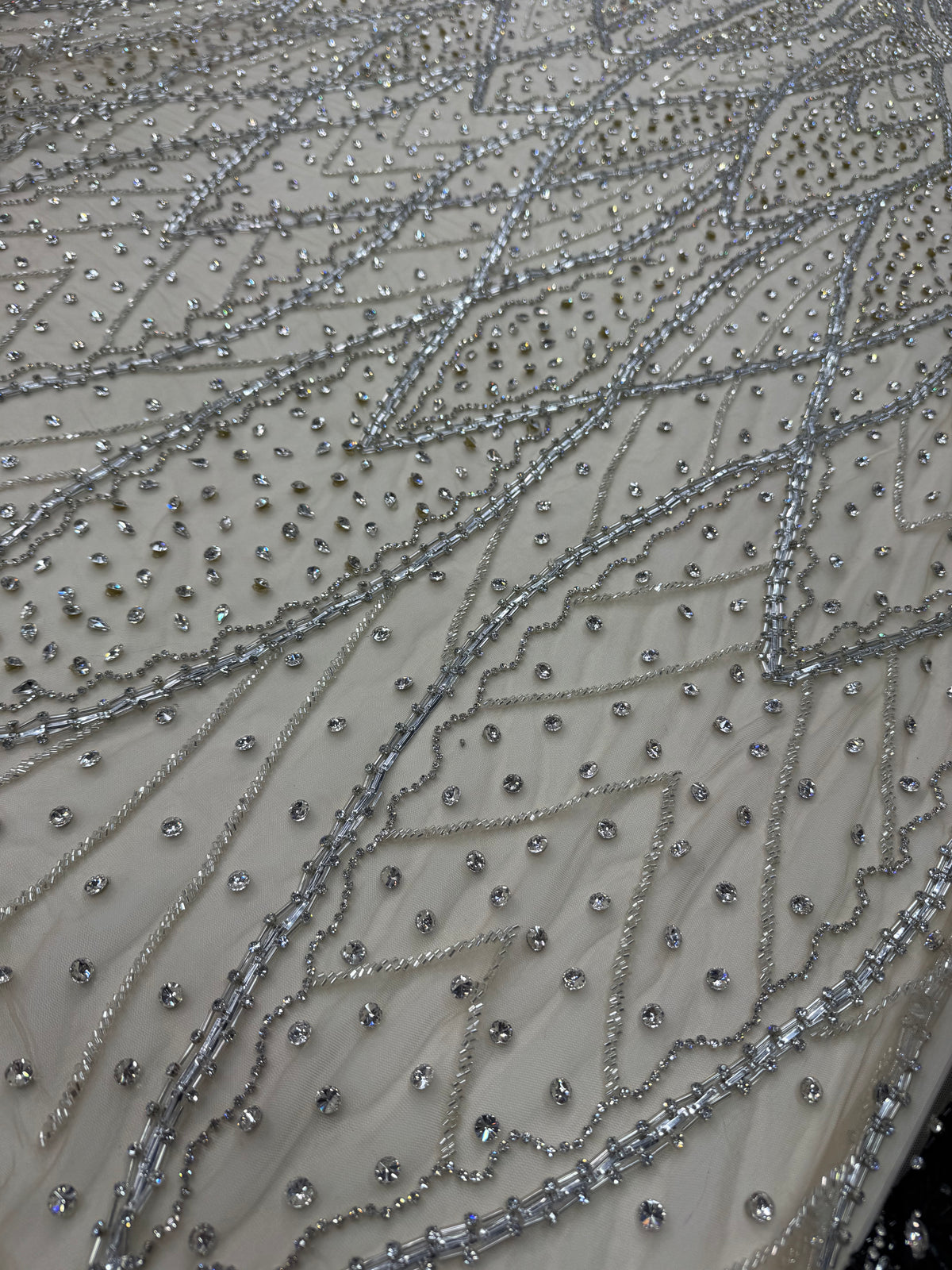 Broderie premium pe tul Model SJT1369, latime 140 cm, cu cristale si margele argintii