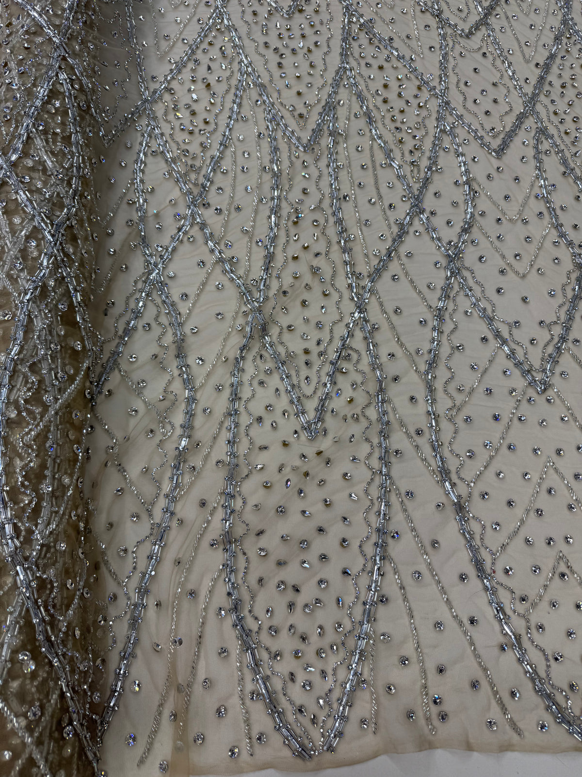 Broderie premium pe tul Model SJT1369, latime 140 cm, cu cristale si margele argintii