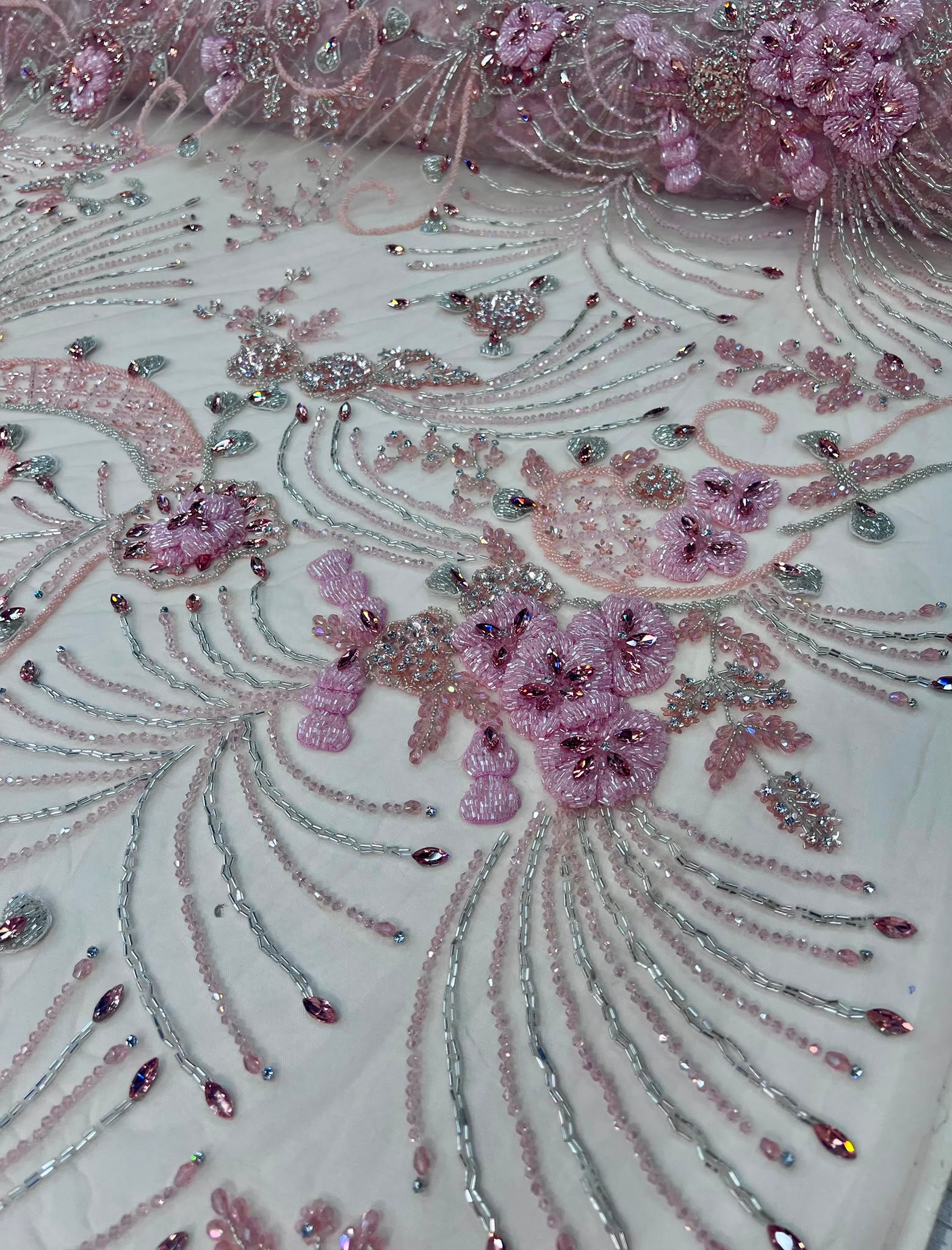 Broderie premium pe tul cu margele, paiete și cristale 