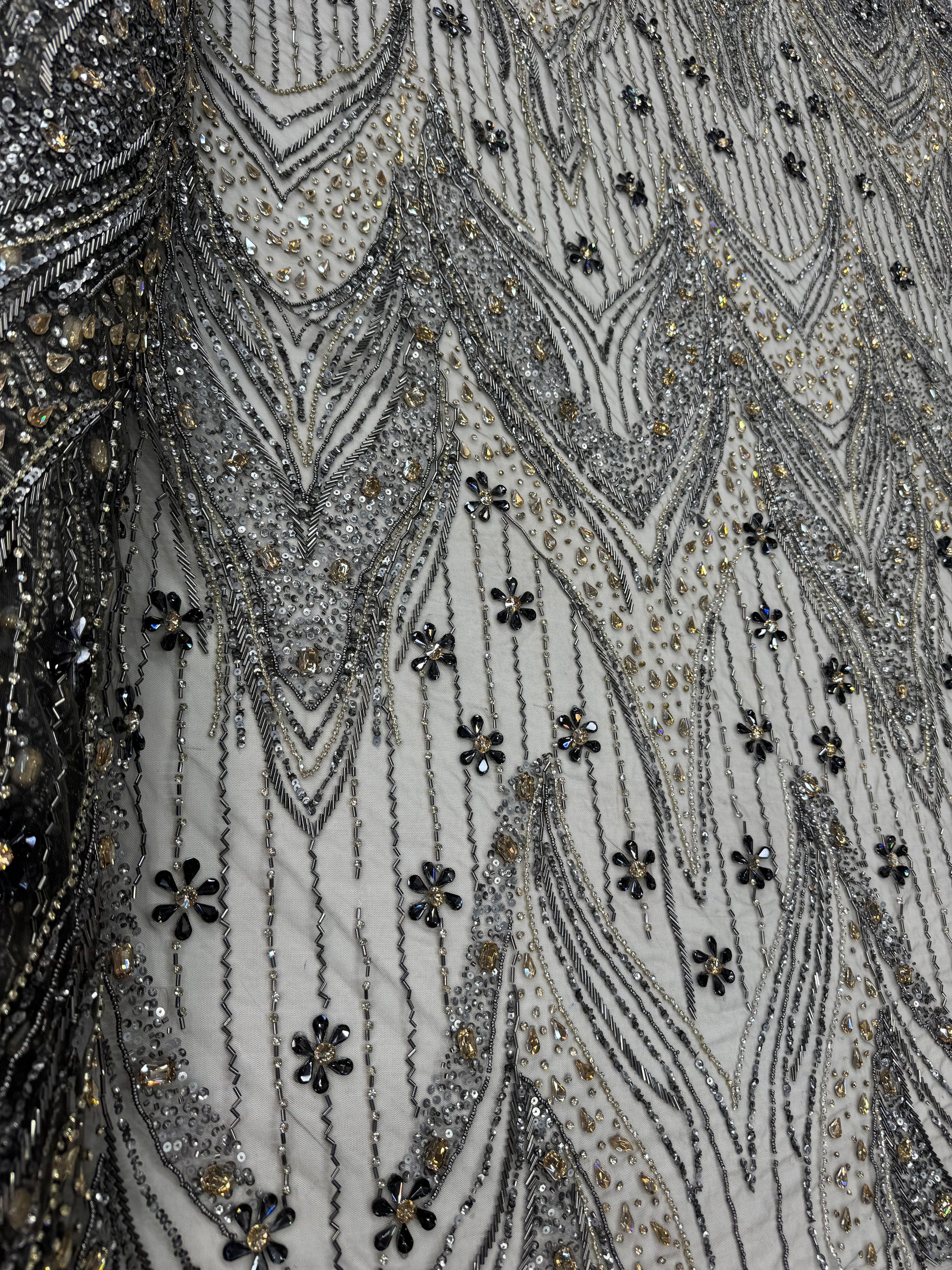 Broderie premium pe tul gri Model SJT 1375, 140 cm, la metru cu cristale, paiete si margele – Design Luxury Couture