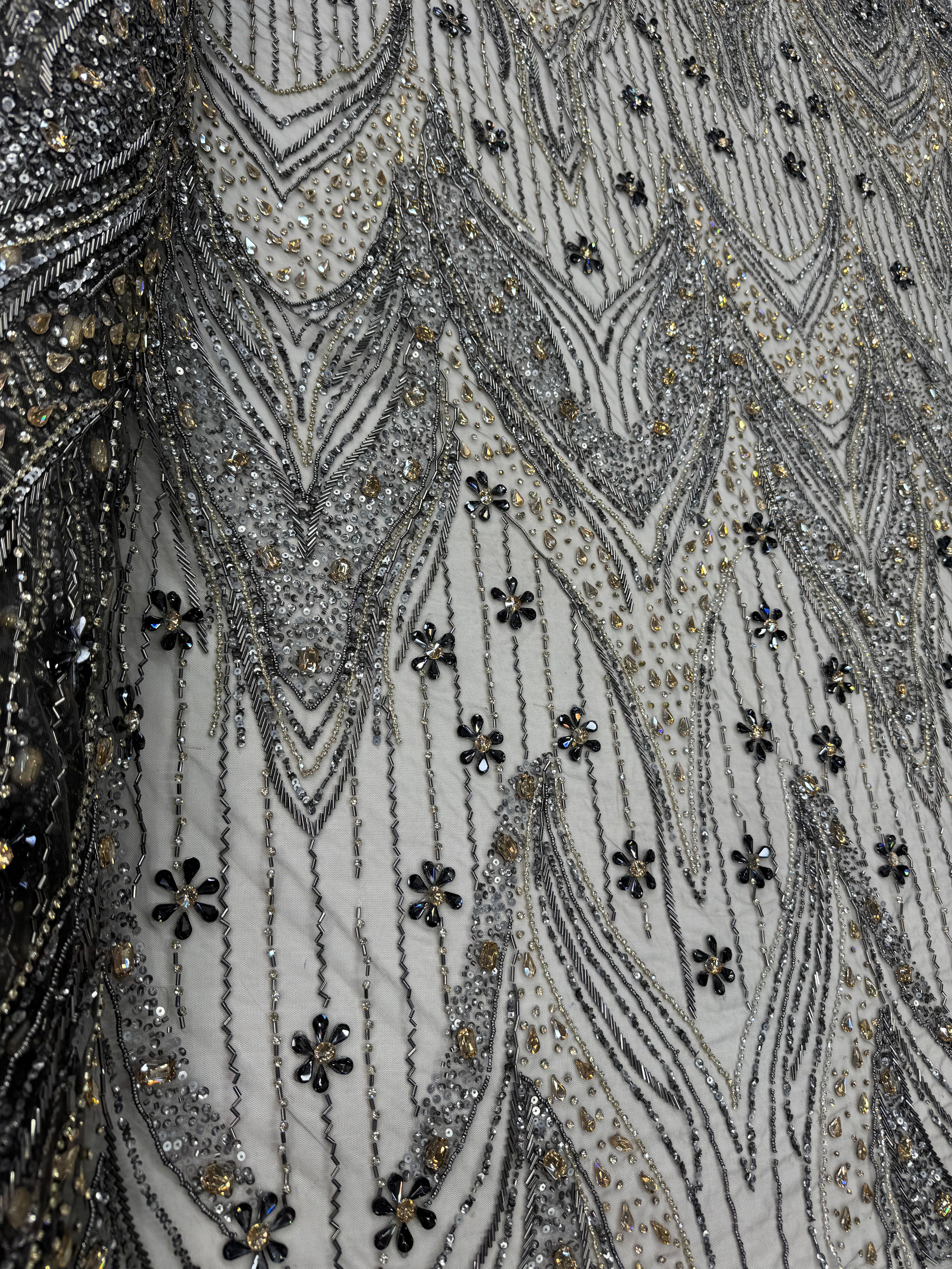 Broderie premium pe tul gri Model SJT 1375, 140 cm, la metru cu cristale, paiete si margele – Design Luxury Couture