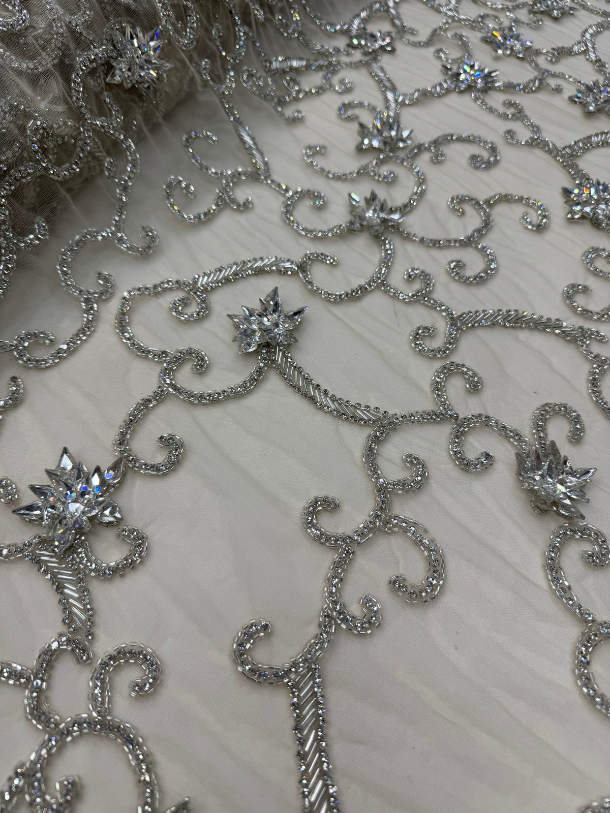 Broderie premium pe tul ivoire Model AI588, 140 cm, cu cristale si margele argintii/aurii – Design Luxury Couture/la metru