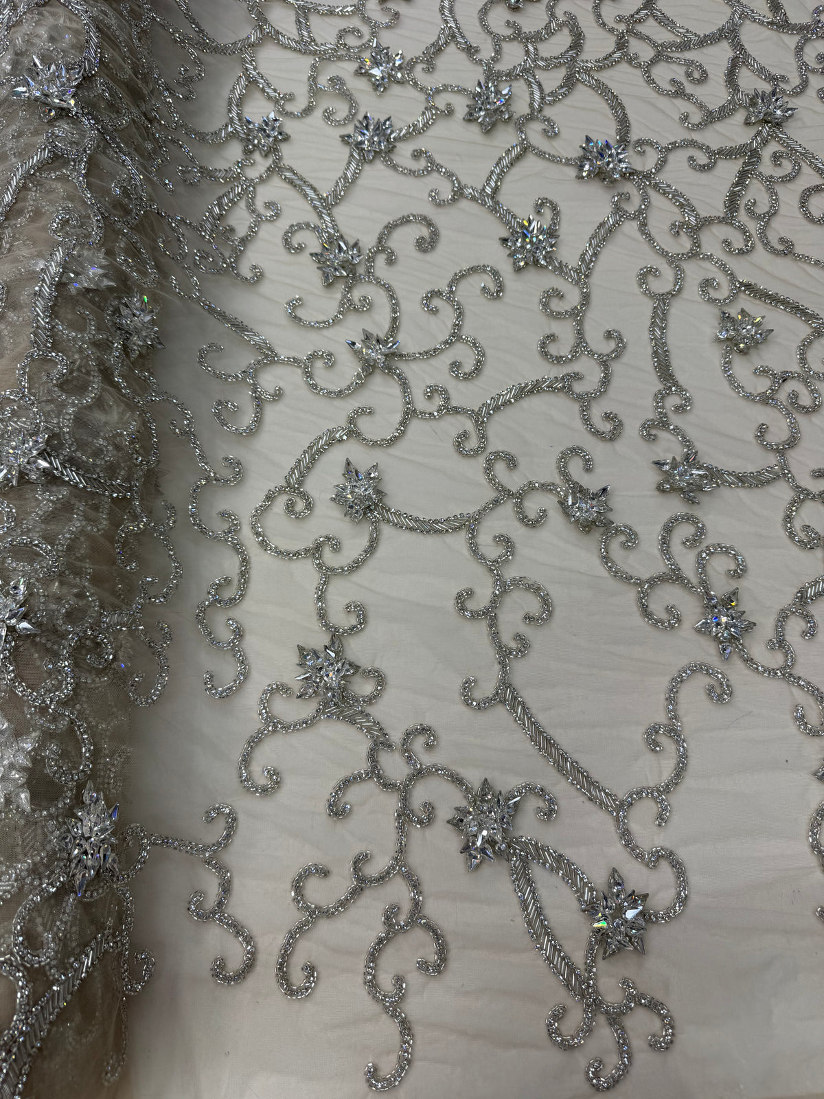 Broderie premium pe tul ivoire Model AI588, 140 cm, cu cristale si margele argintii/aurii – Design Luxury Couture/la metru