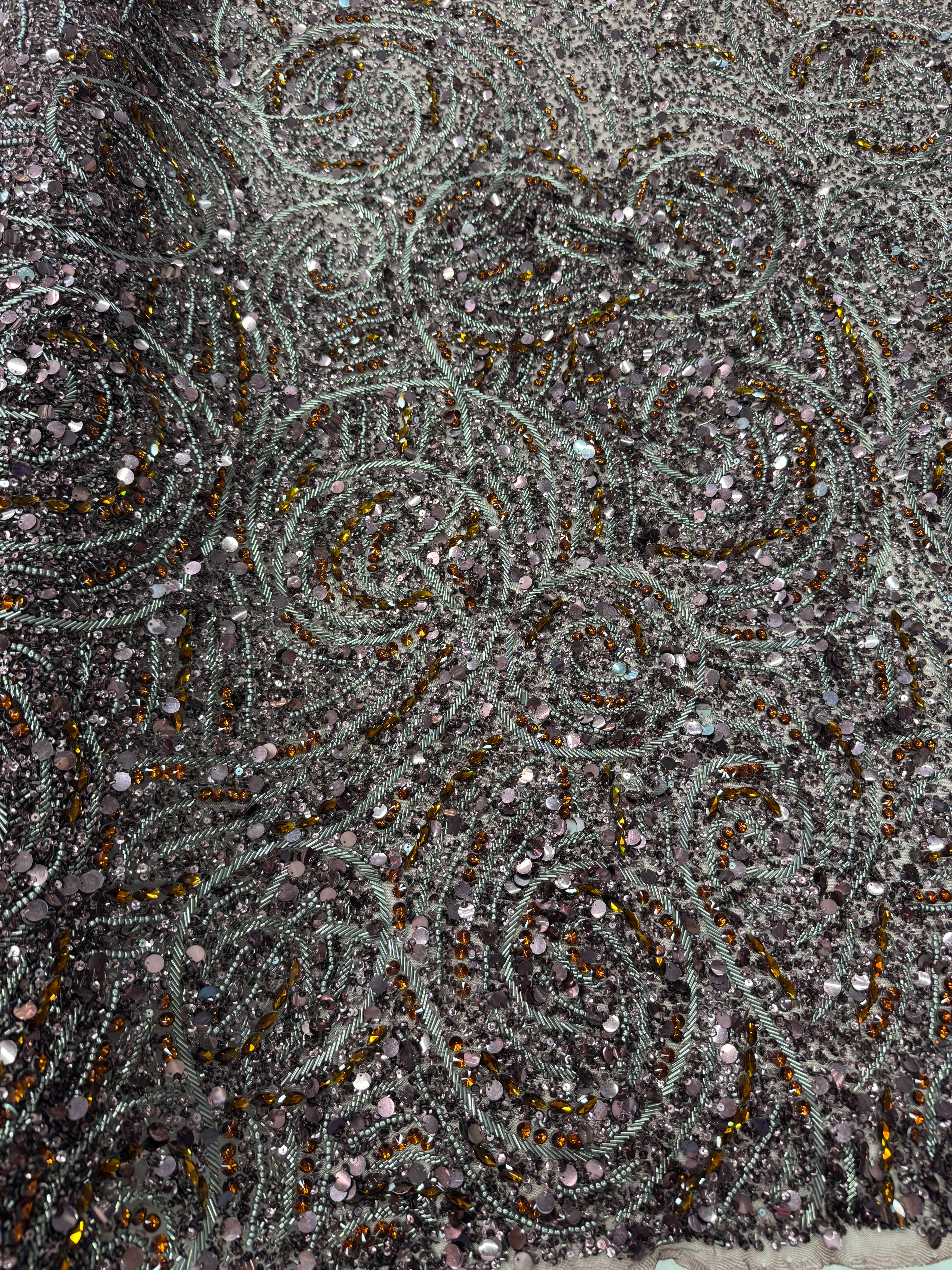 Broderie premium pe tul maro prafuit Model SJT 1360, 140 cm, cu margele, paiete și cristale – Design Luxury Couture