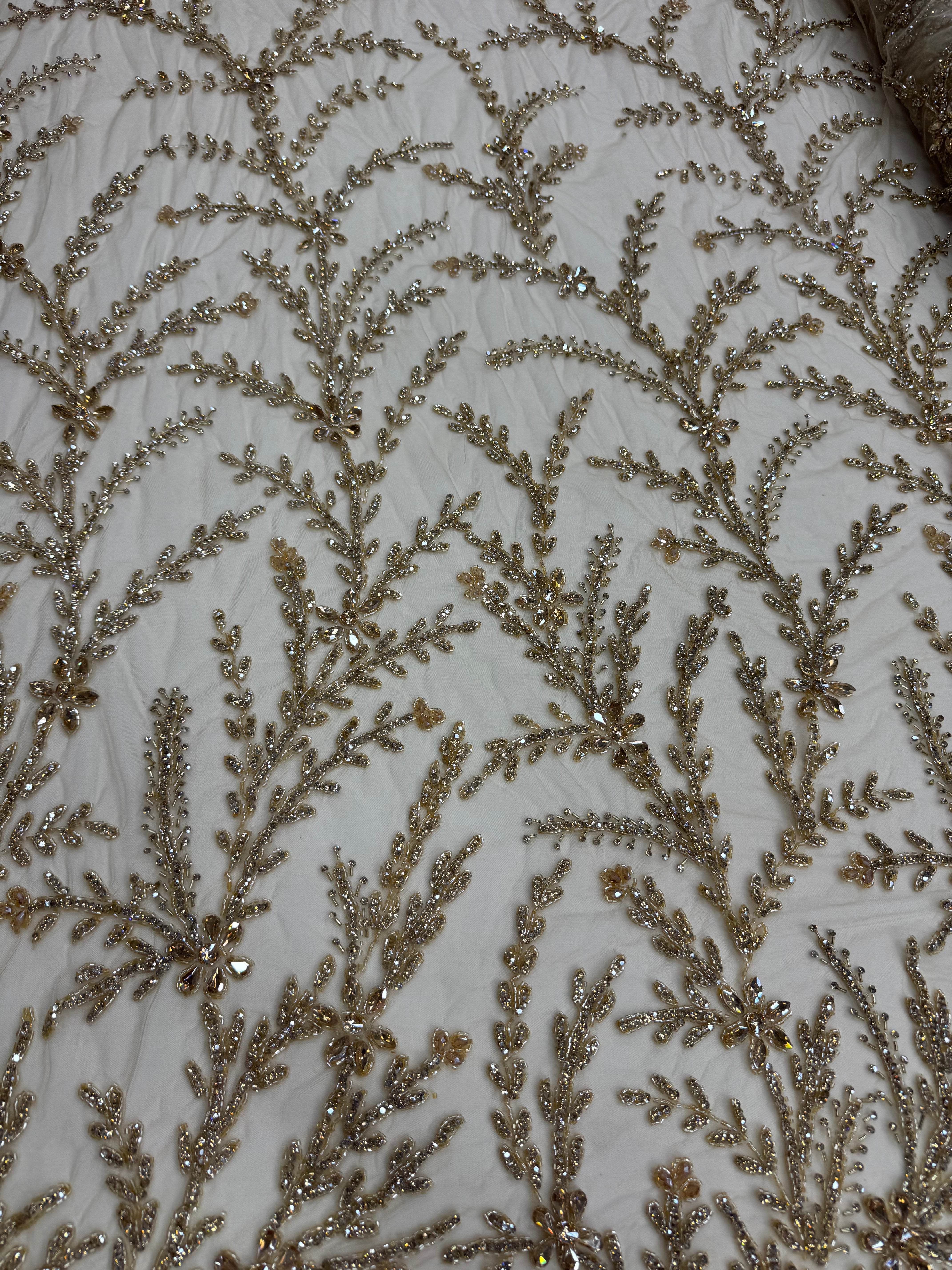 Broderie premium pe tul nude Model AI 642, 140 cm, la metru cu cristale aurii si margele – Design Floral Luxury Couture