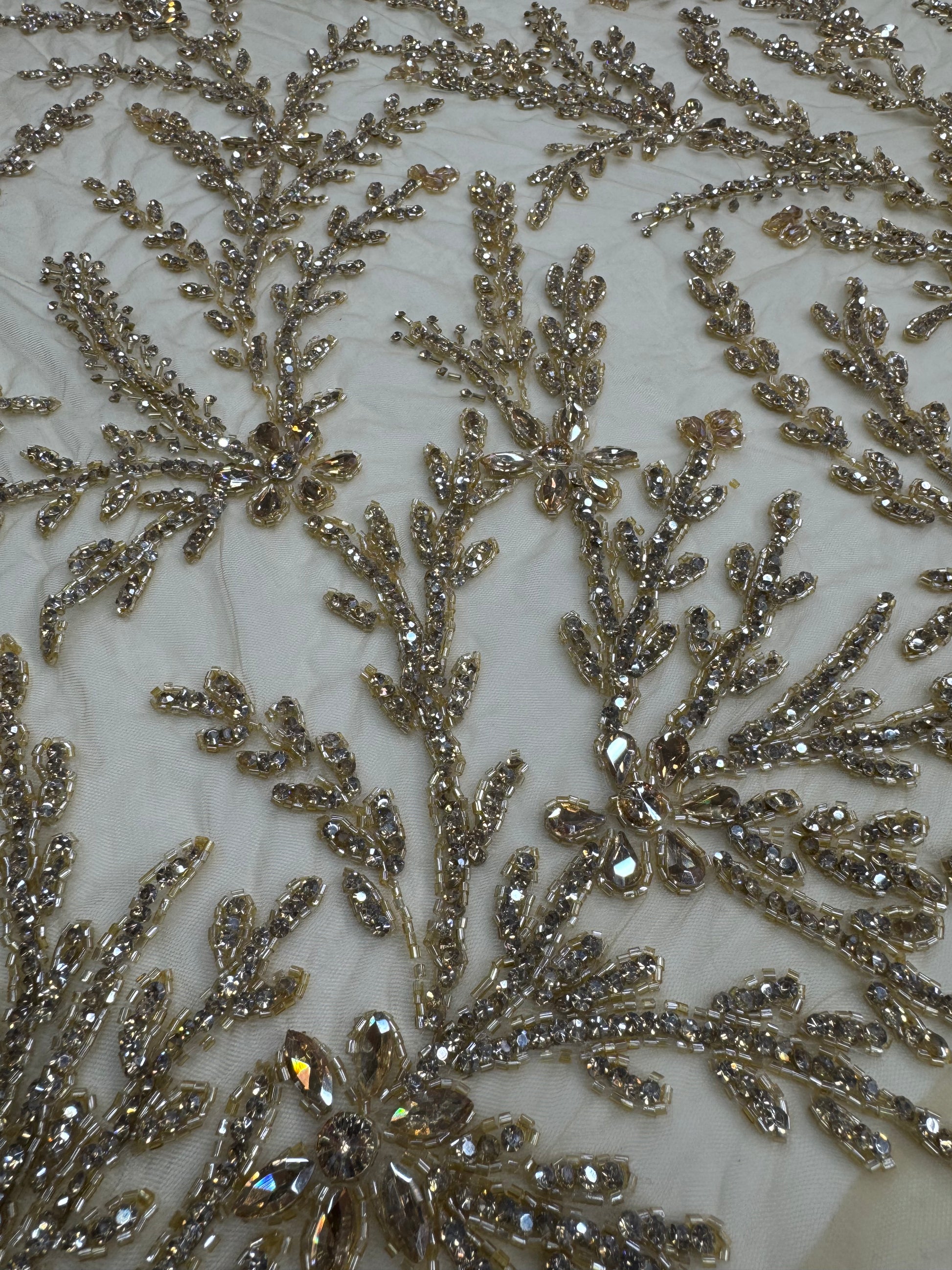 Broderie premium pe tul nude Model AI 642, 140 cm, la metru cu cristale aurii si margele – Design Floral Luxury Couture
