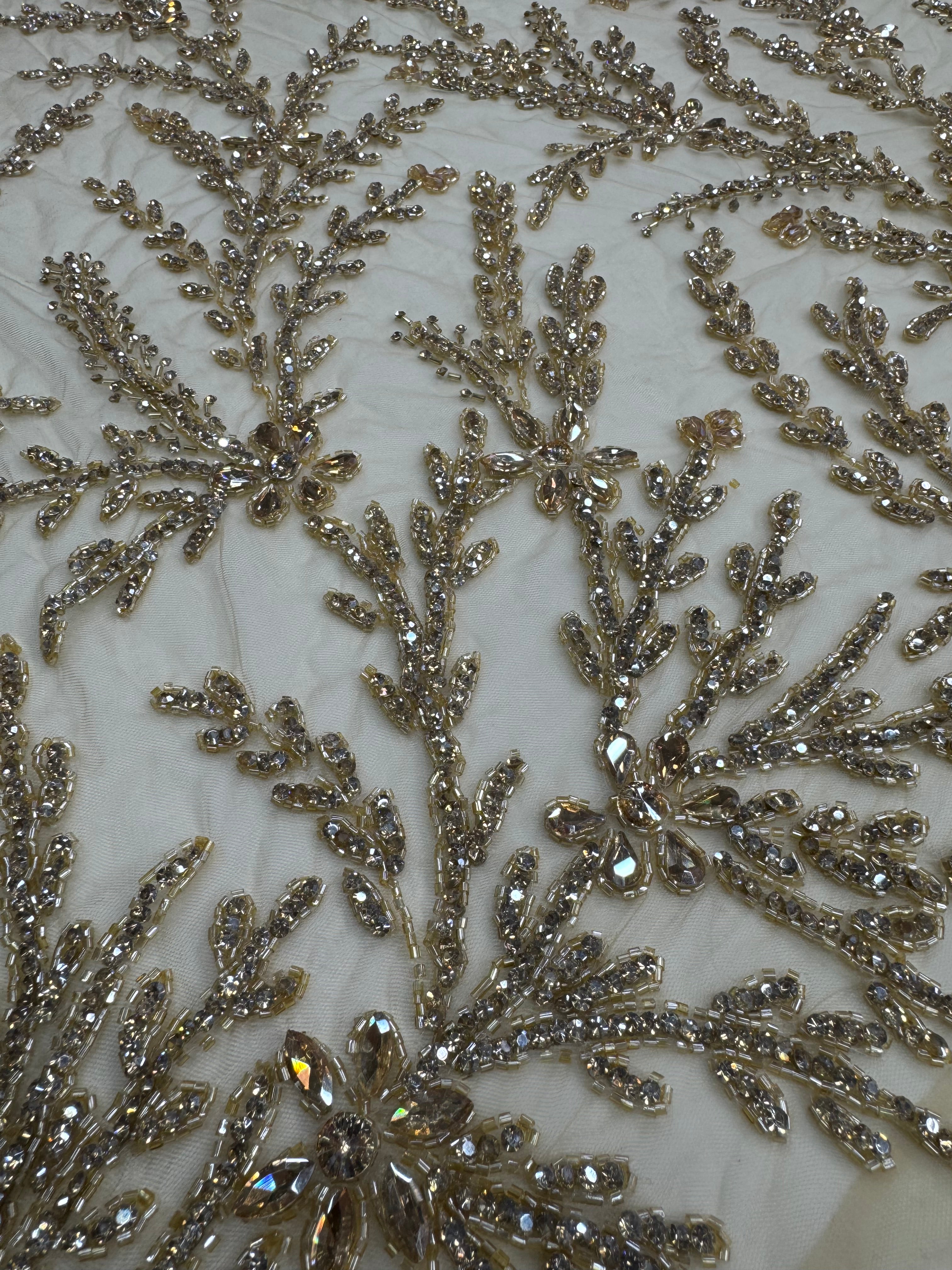 Broderie premium pe tul nude Model AI 642, 140 cm, la metru cu cristale aurii si margele – Design Floral Luxury Couture