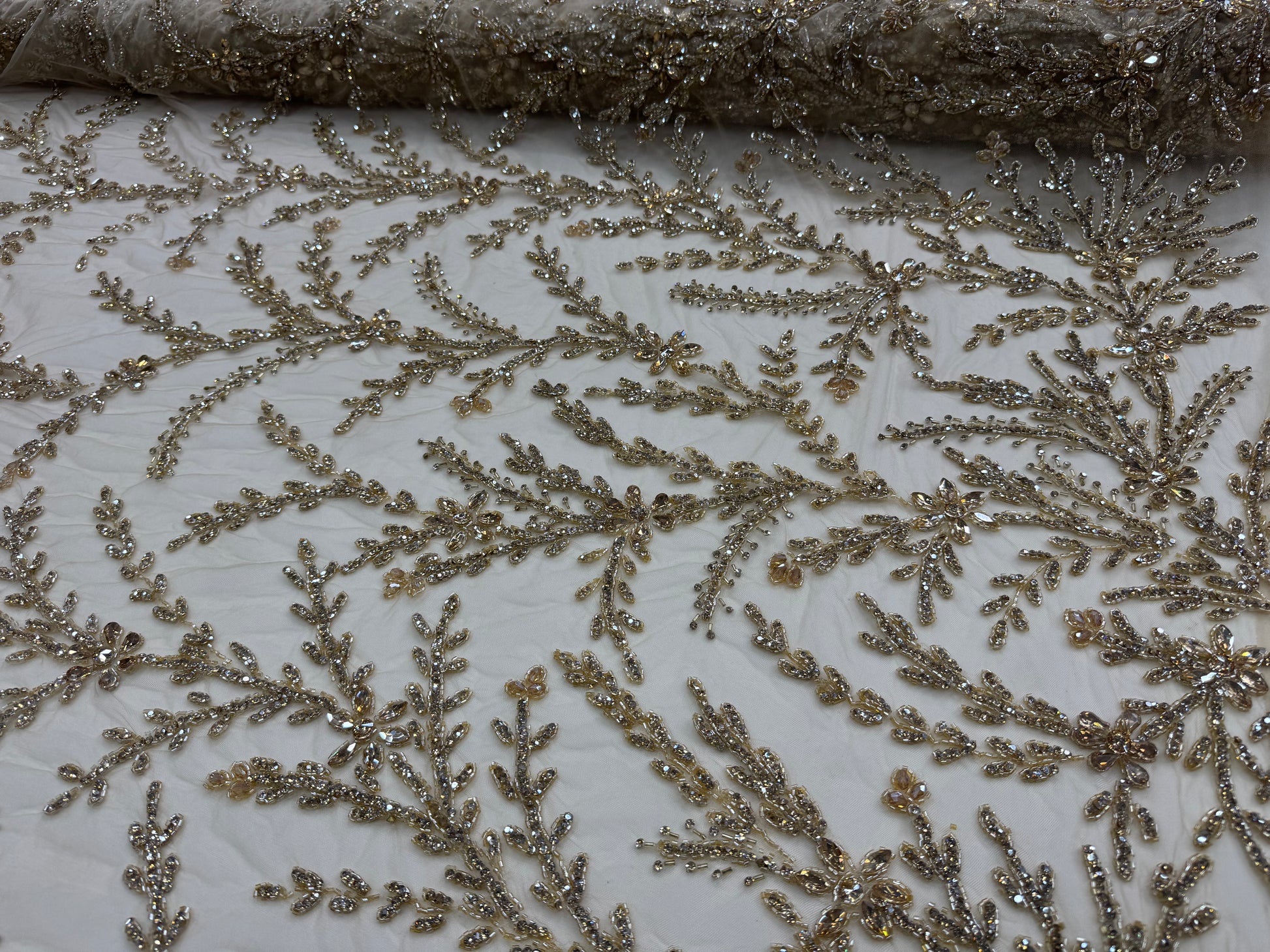 Broderie premium pe tul nude Model AI 642, 140 cm, la metru cu cristale aurii si margele – Design Floral Luxury Couture