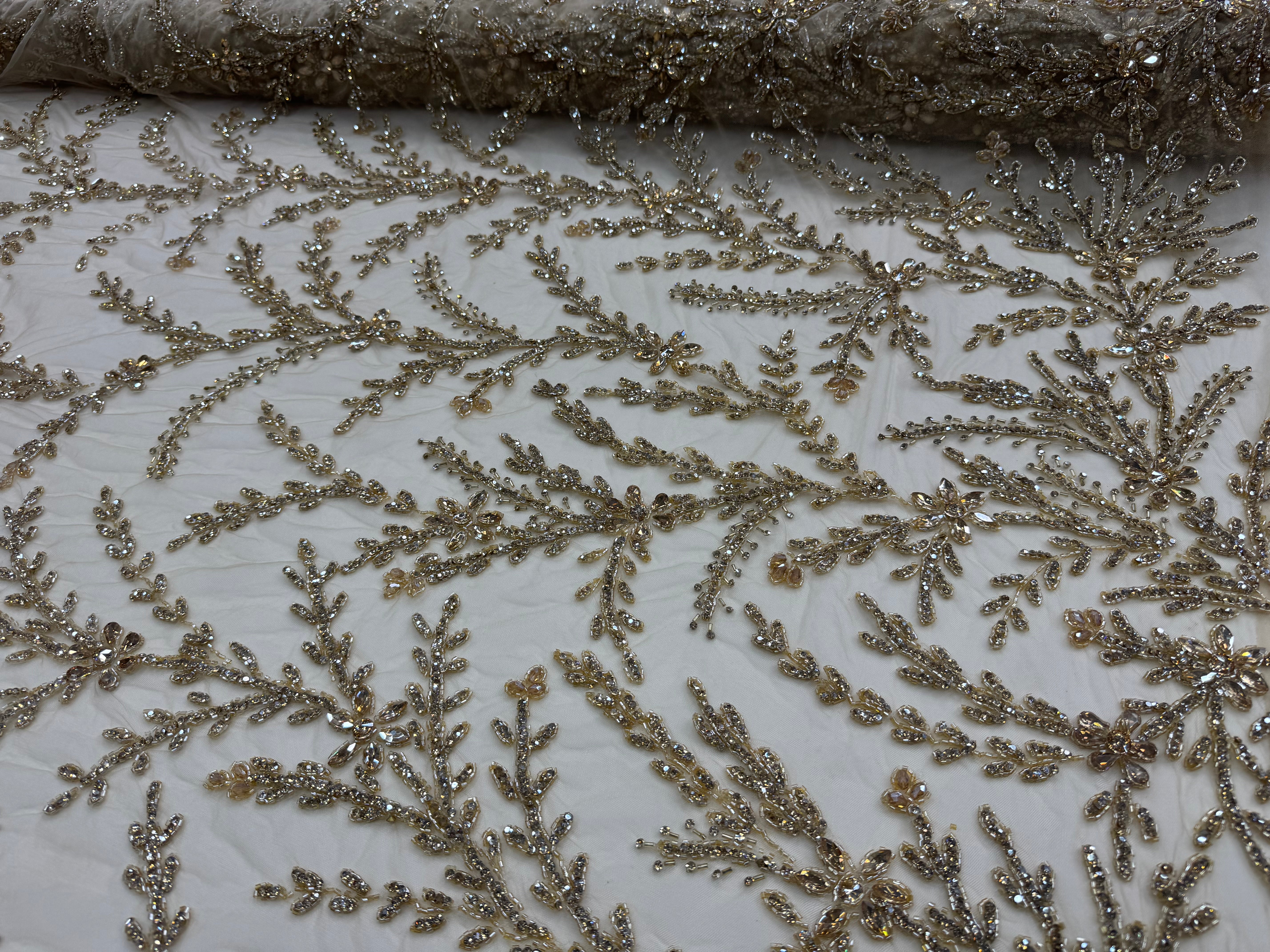 Broderie premium pe tul nude Model AI 642, 140 cm, la metru cu cristale aurii si margele – Design Floral Luxury Couture