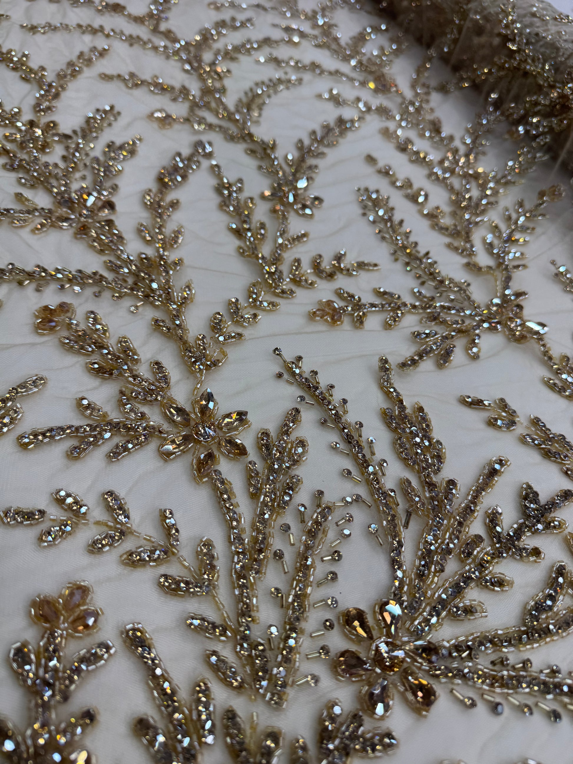 Broderie premium pe tul nude Model AI 642, 140 cm, la metru cu cristale aurii si margele – Design Floral Luxury Couture