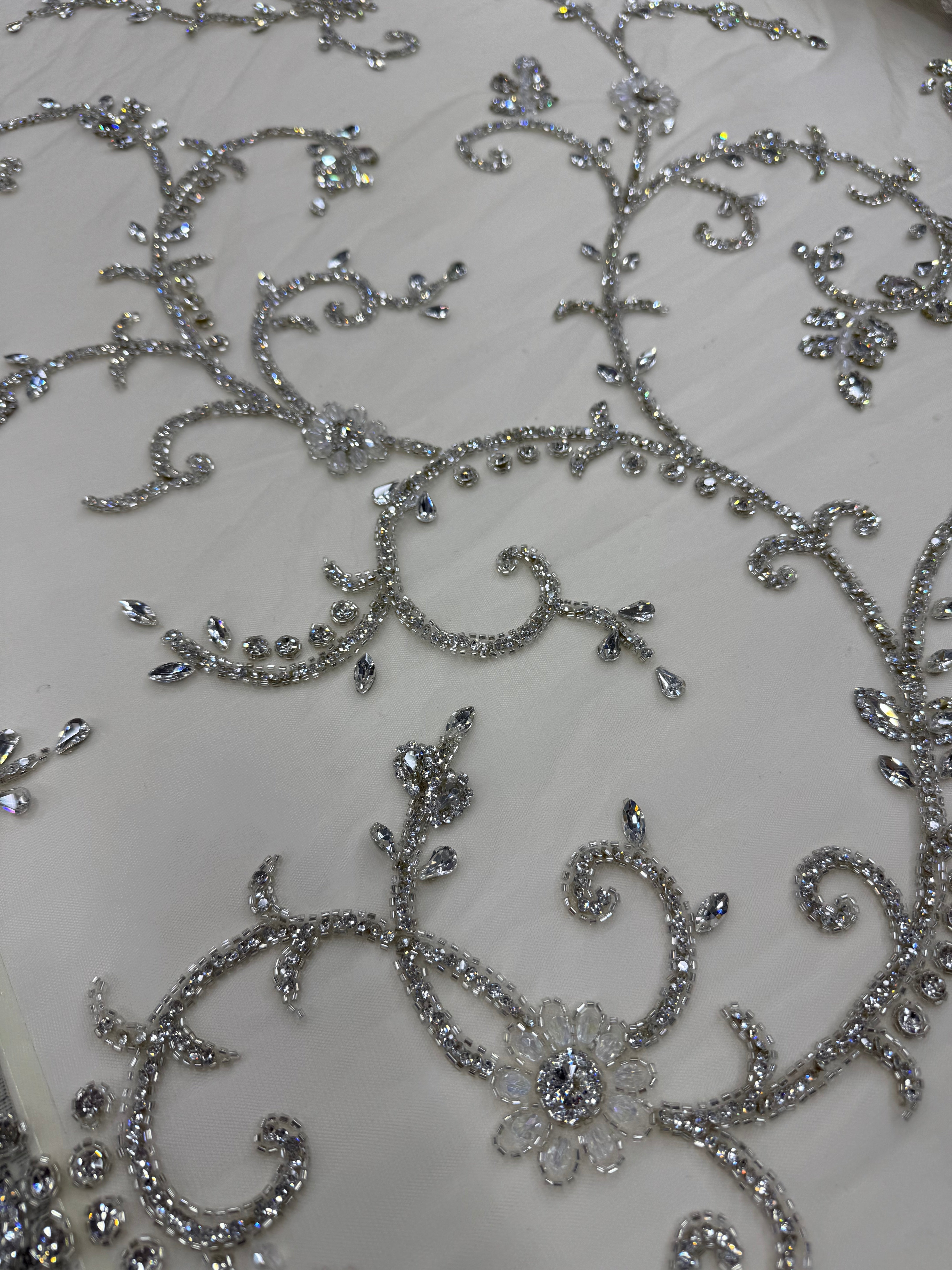 Broderie premium pe tull cu cristale, perle și margele 140cm/la metru J1 3381