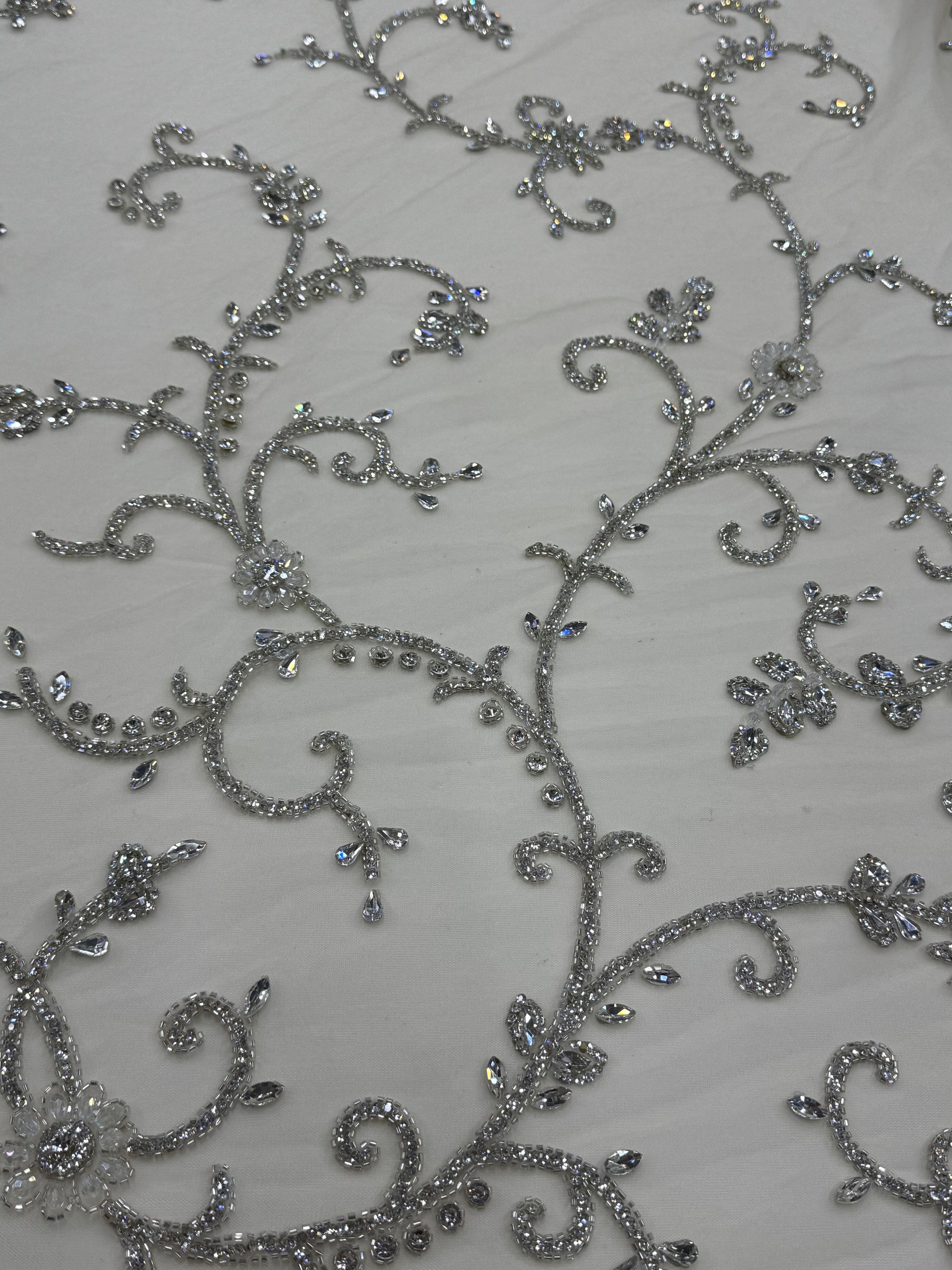 Broderie premium pe tull cu cristale, perle și margele 140cm/la metru J1 3381