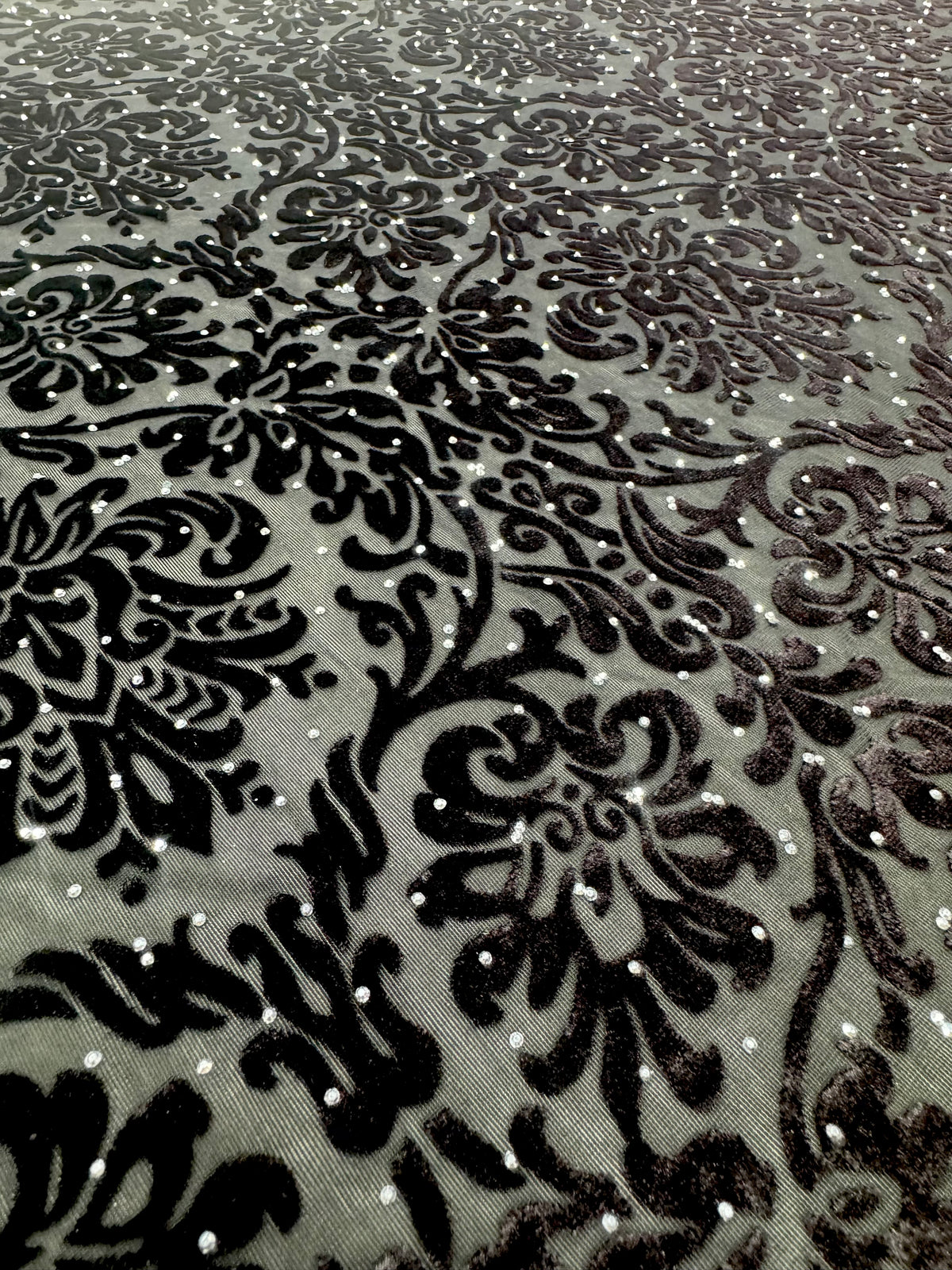 Catifea cu Strasuri si Model Baroc Negru – Material Elegant 140 cm,  la Metru