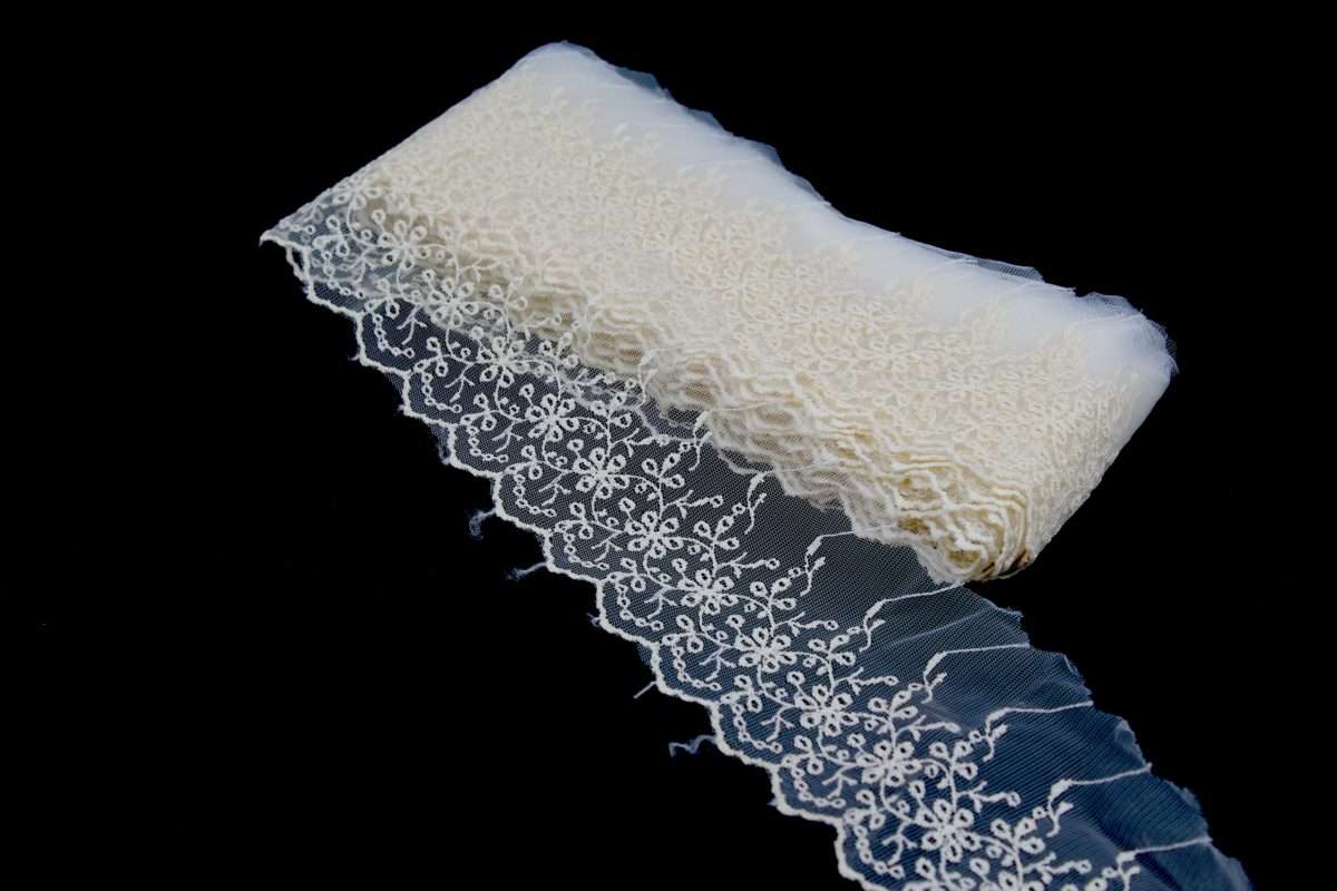 Dantela Brodata Pe Tulle Cu Flori Marunte (9 Metri/Rola)