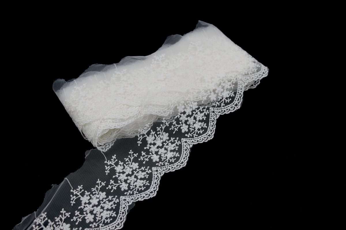 Dantela Brodata Pe Tulle Cu Flori Mici (9 Metri/Rola)