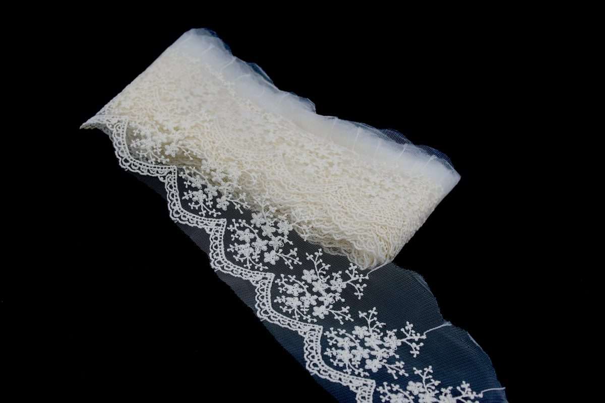 Dantela Brodata Pe Tulle Cu Flori Mici (9 Metri/Rola)