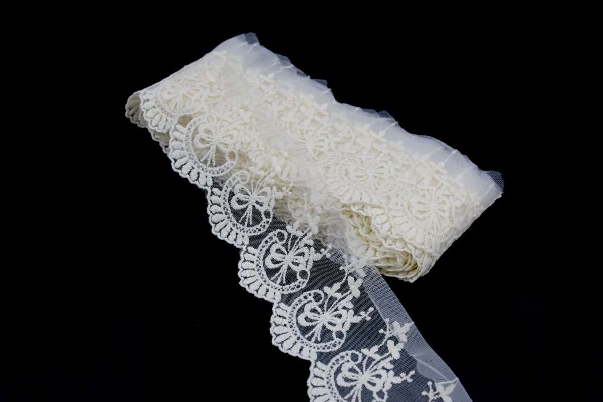 Dantela Brodata Pe Tulle Cu Model Funda (9 Metri/Rola)