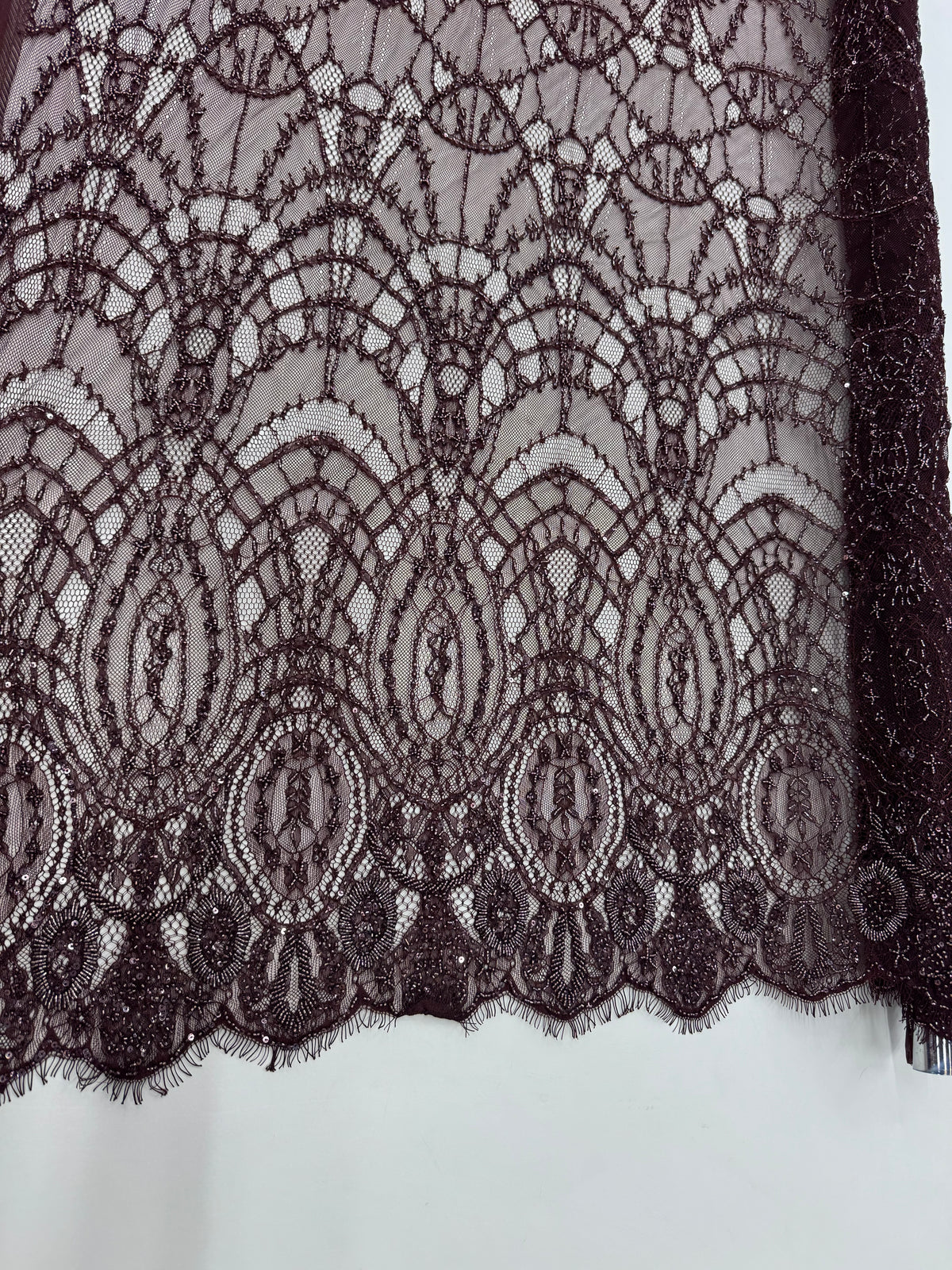 Dantela Chantilly Maro sau Neagra  cu Paiete si Margele 140cm/3Metri– /STR104