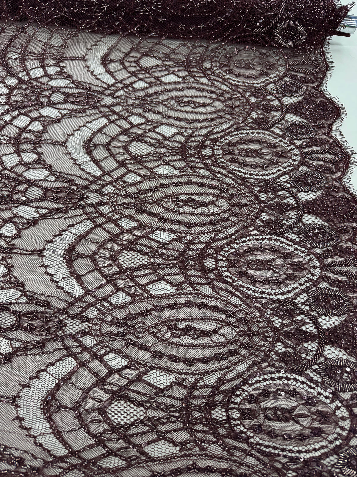 Dantela Chantilly Maro sau Neagra  cu Paiete si Margele 140cm/3Metri– /STR104