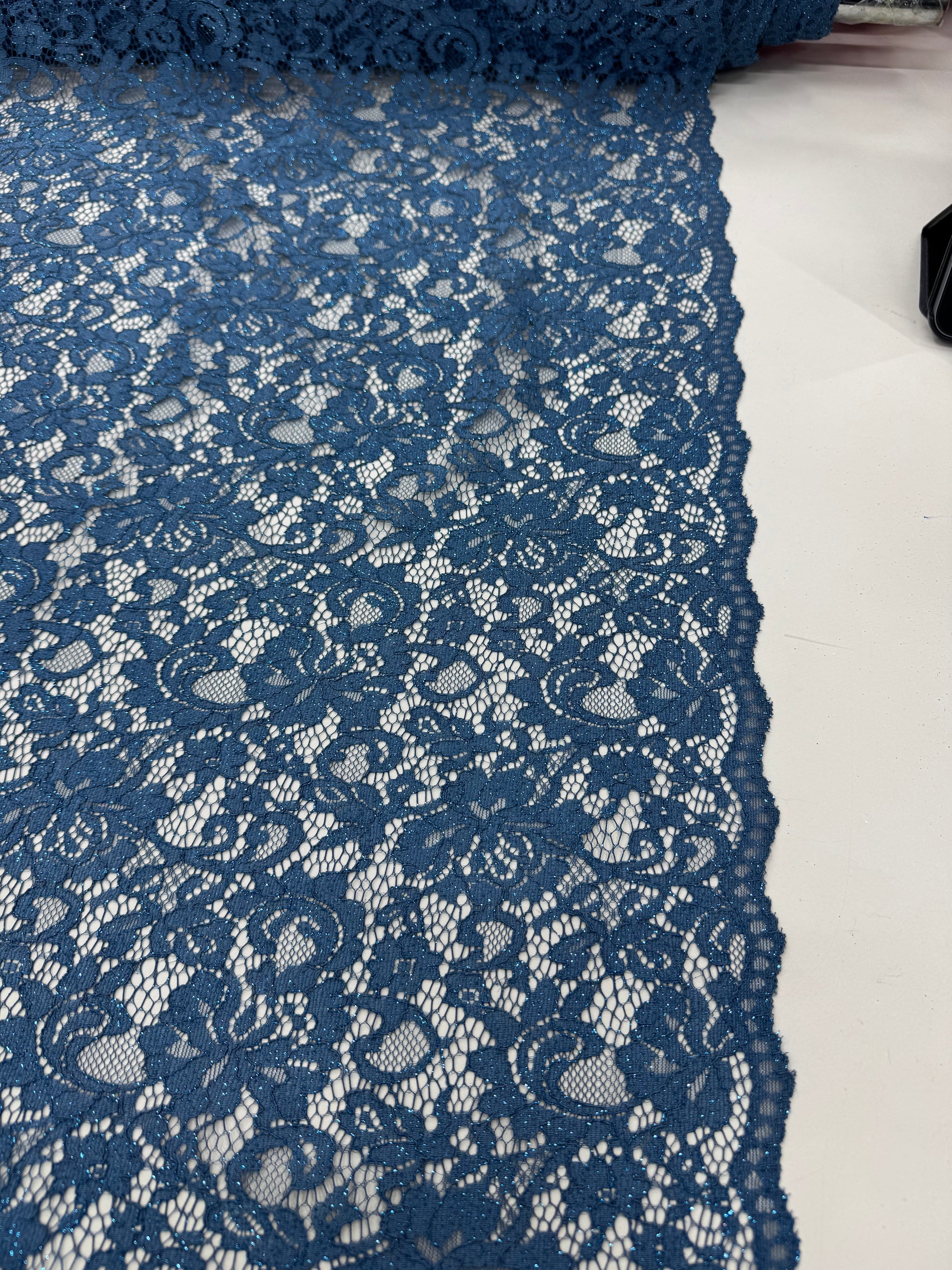Dantela Florala cu Sclipici Bleumarin – Material Premium pentru Rochii de Ocazie/la metru