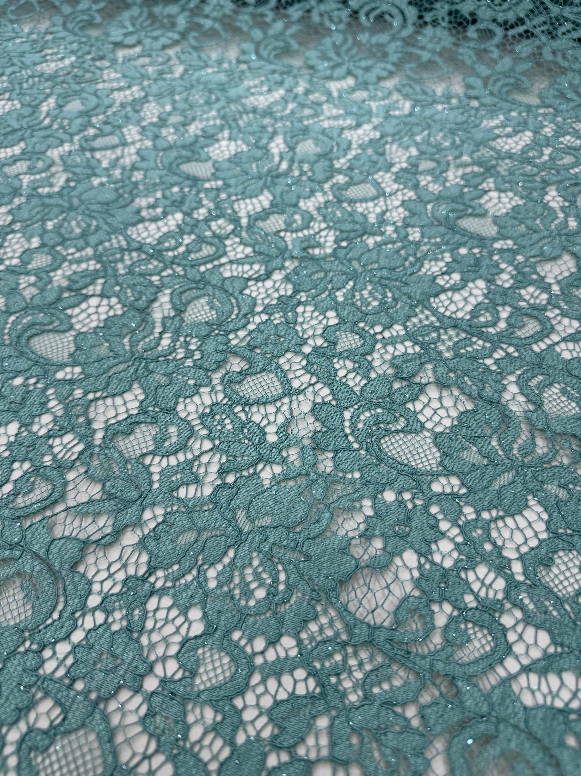 Dantela Florala cu Sclipici Verde Menta Prfuita – Material Premium pentru Rochii de Ocazie/la metru