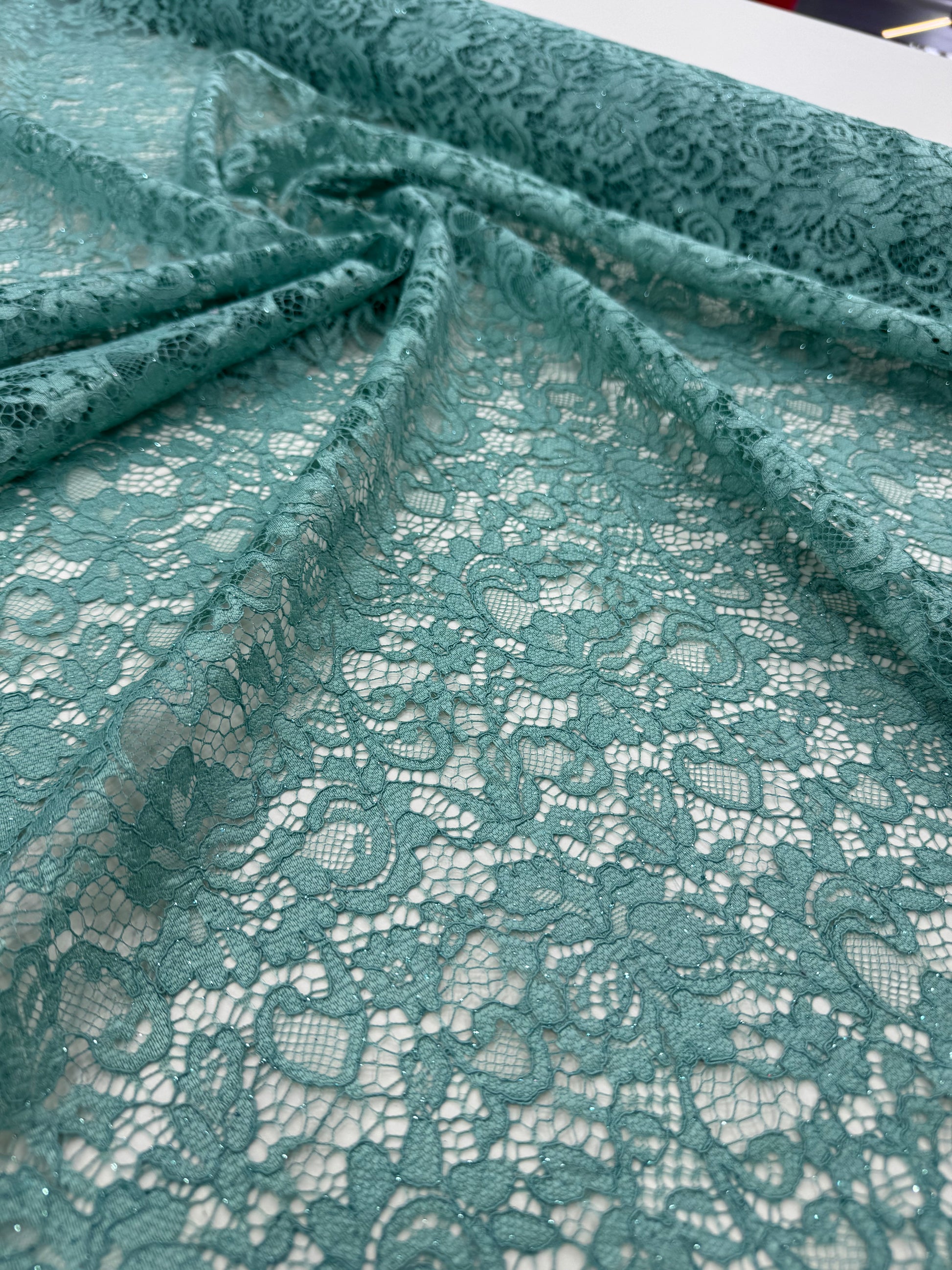 Dantela Florala cu Sclipici Verde Menta Prfuita – Material Premium pentru Rochii de Ocazie/la metru