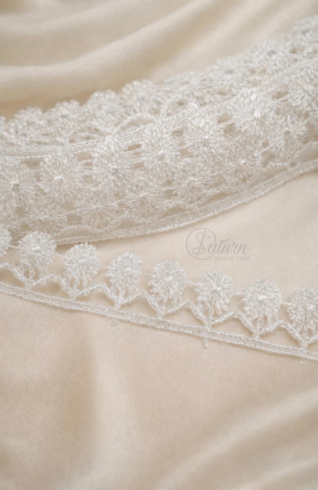 Dantela brodata  3.5 cm – rola 9 metri, dantela decorativa pentru creatii textile merceri saturn 