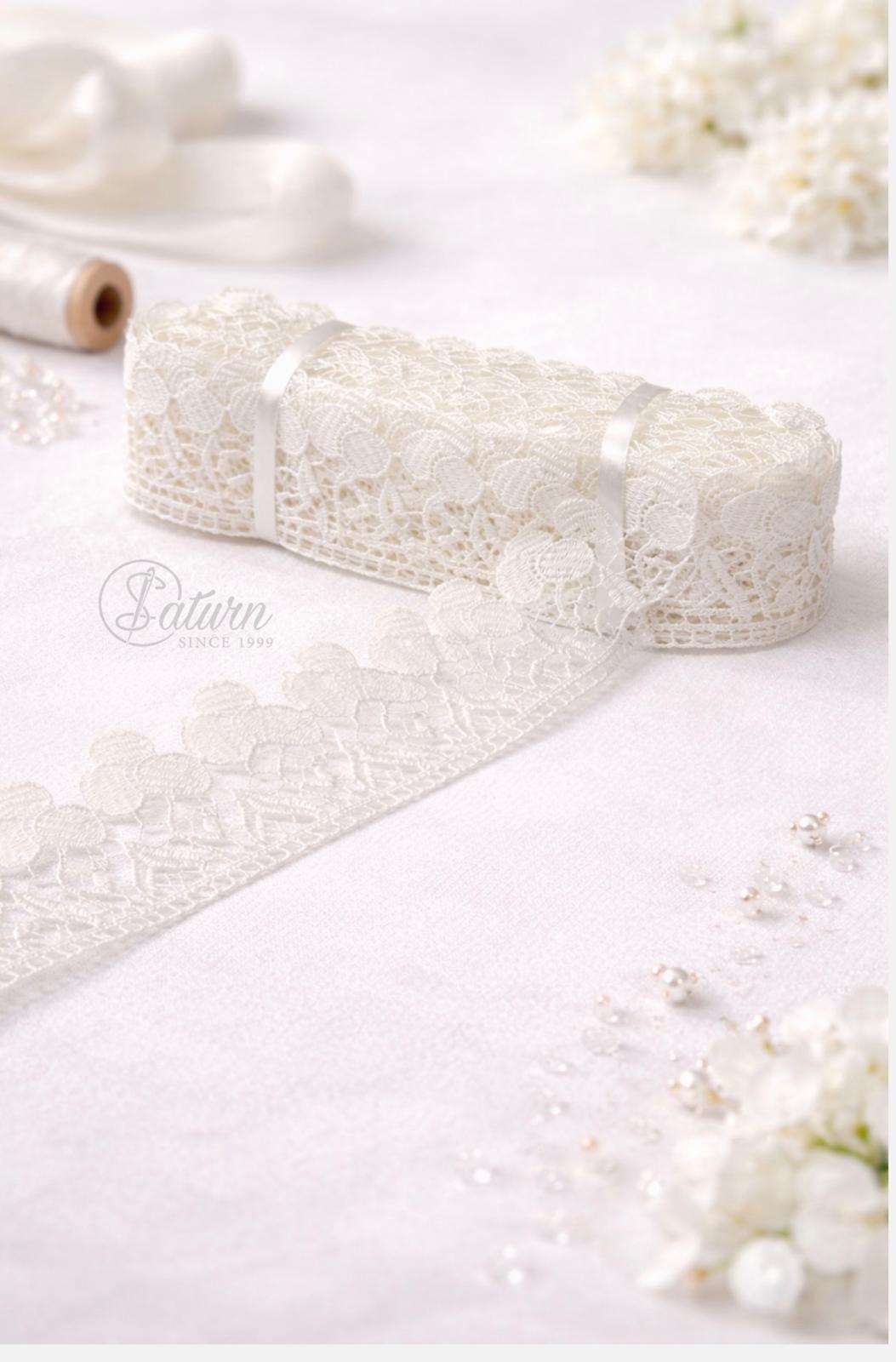 Dantela brodata cu flori, ivory 4,5 cm – rola 9 metri, dantela decorativa pentru creatii textile