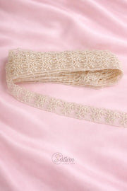 Dantela brodata pe tulle cu frunzulite, 2.5 cm, rola 9 metri, banda decorativa croitorie