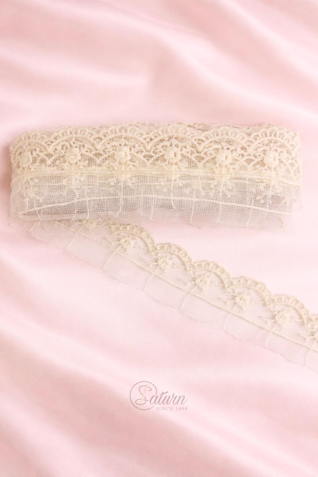 Dantela brodata pe tulle model valuri (scallop), 4.5 cm, rola 9 metri, banda decorativa