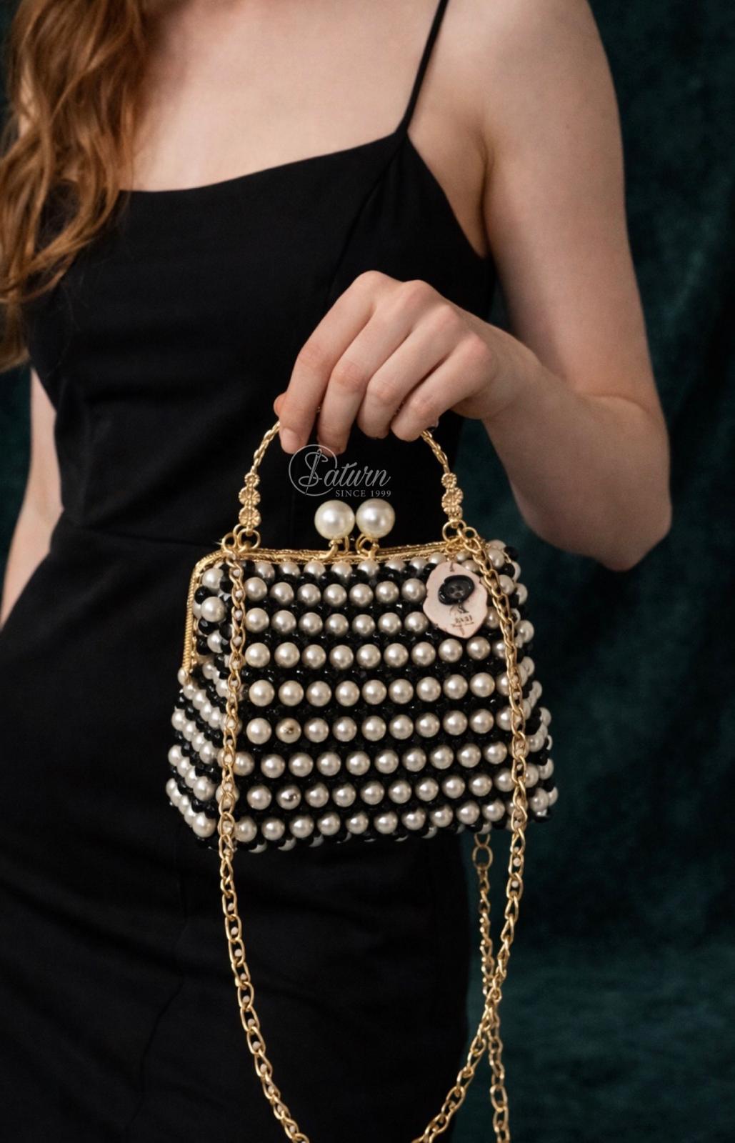 Geanta eleganta alb negru cu perle si lant auriu – model handmade de ocazie mercerie saturn 