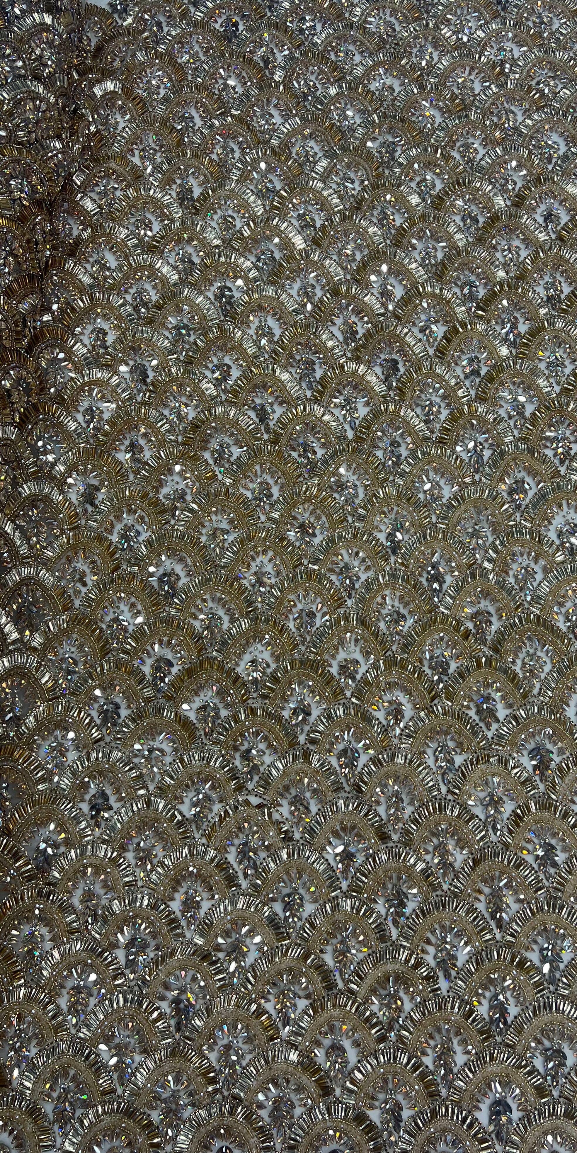 Broderie cu cristale si paiete aurii Model FL318, 140 cm \la metru
