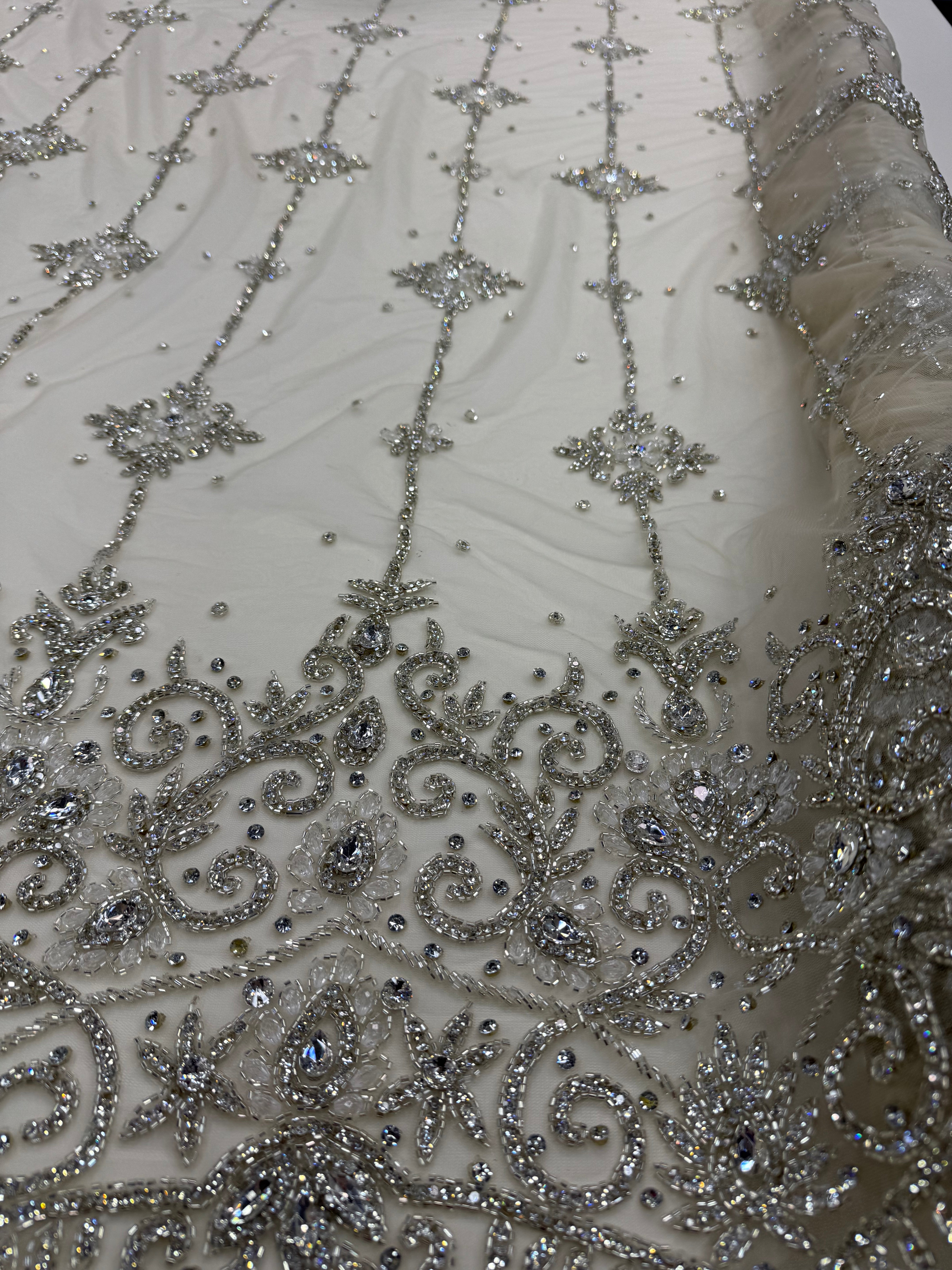 Broderie Ivory cu Cristale pe Tul 140/cm latimea/la metru  J1 3380