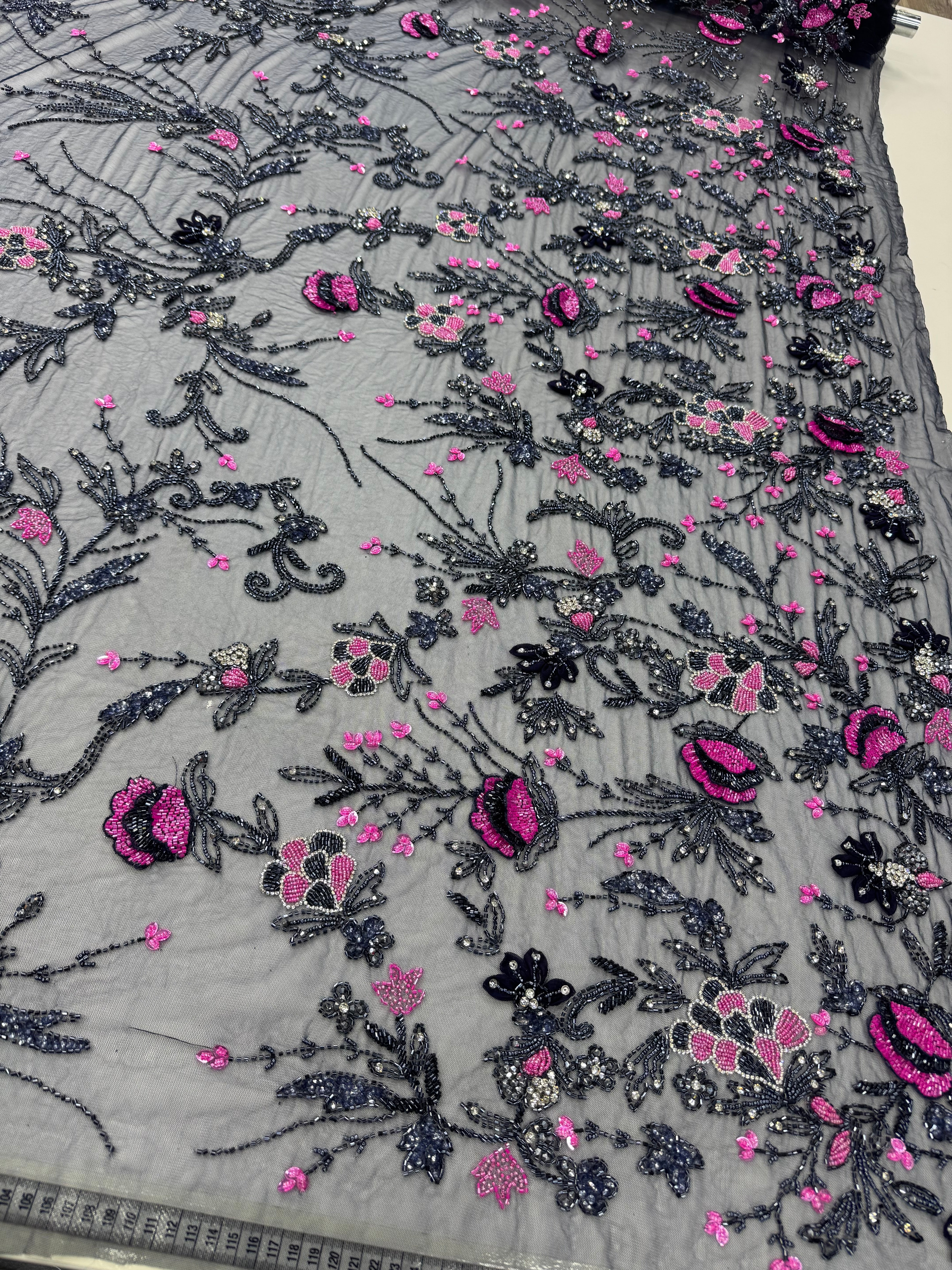 Broderie Florala 3D pe Tul cu Paiete si Margele Negre-Roz – 140 cm K2089