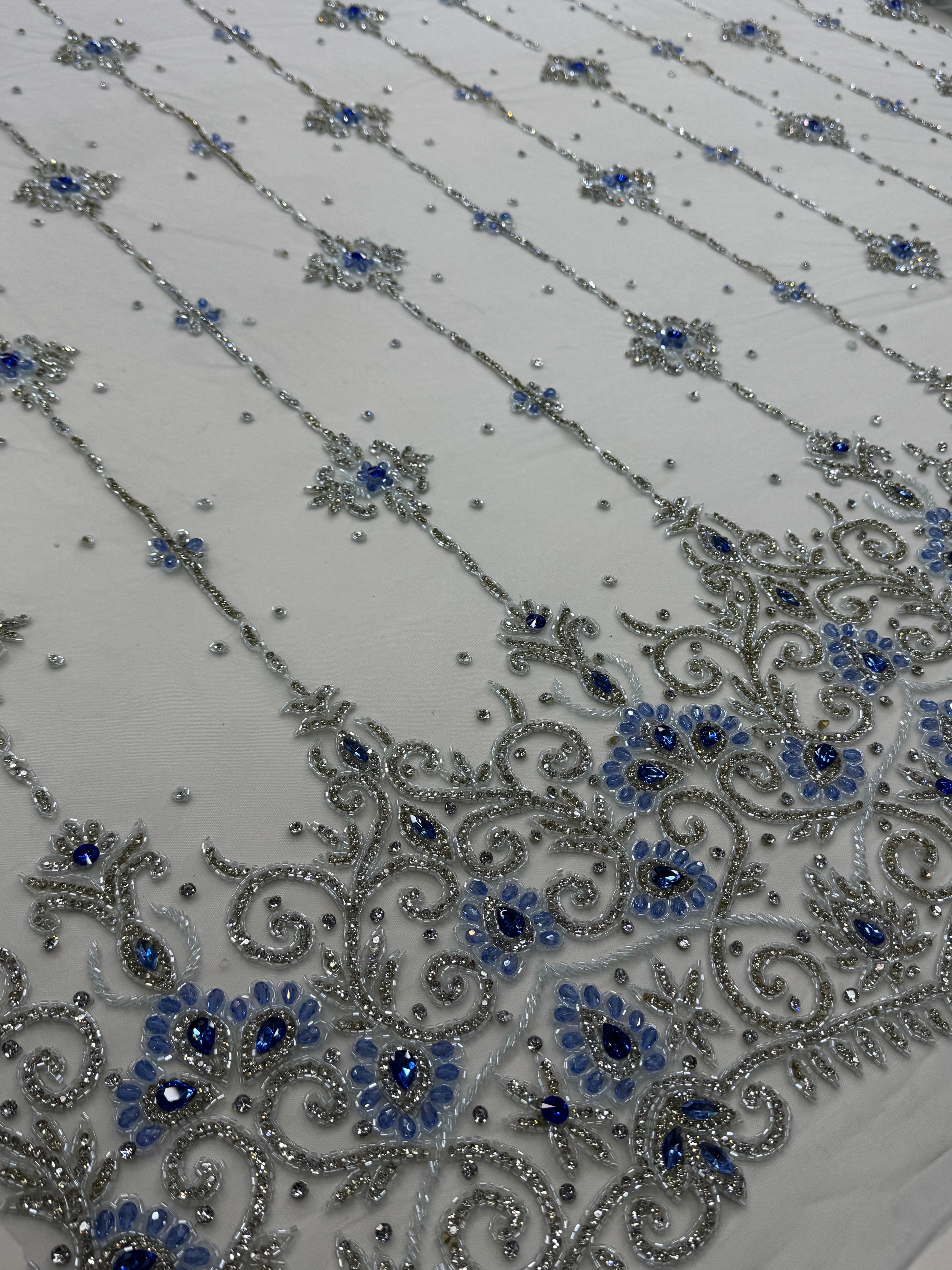 Broderie Alba cu cristale  pe Tul 140/cm latimea/la metru J1 3380