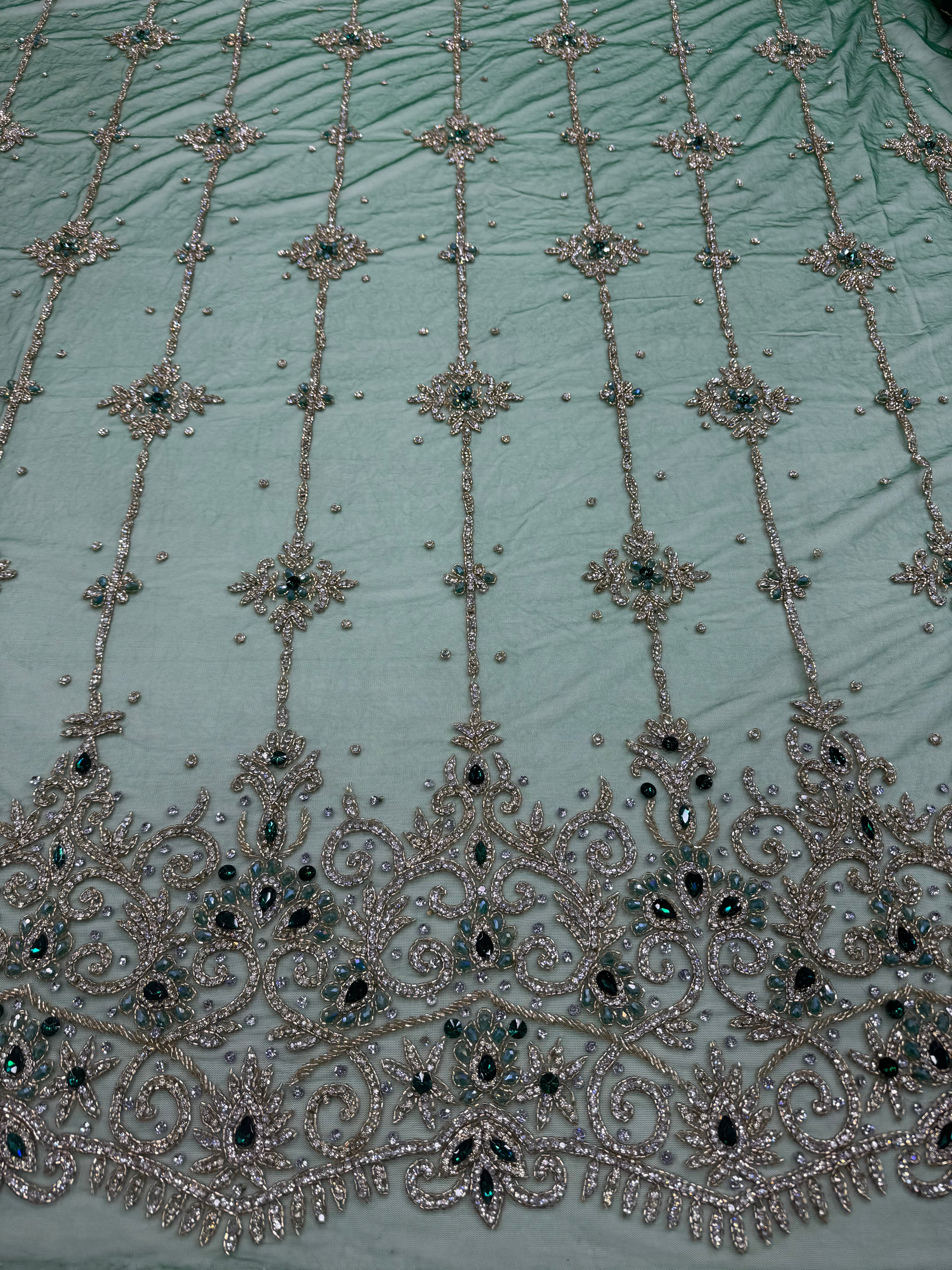 Broderie pe Tul verde cu Cristale – Material pentru Rochii de Ocazie, 140 cm/la metru J1 3380