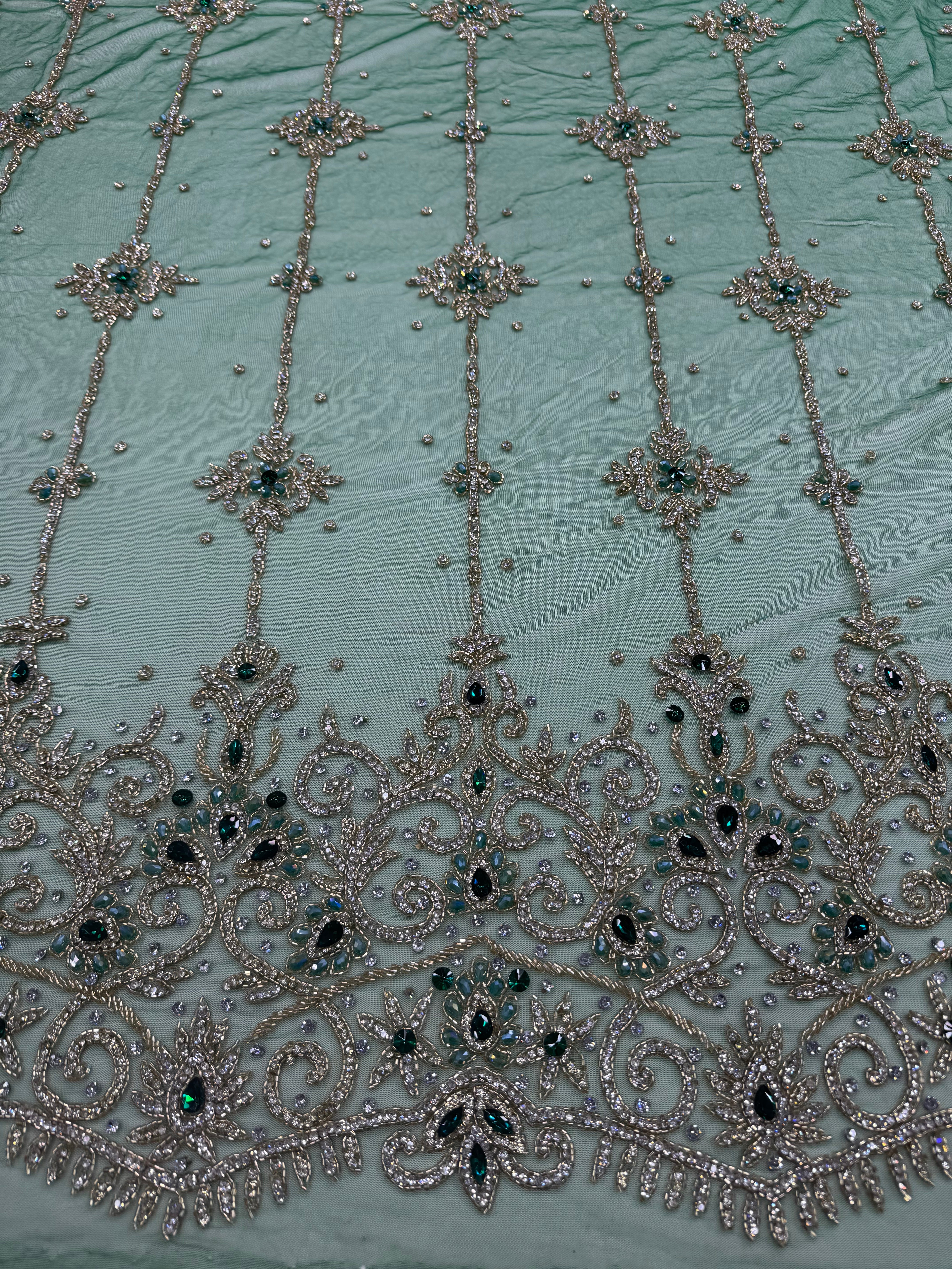 Broderie pe Tul verde cu Cristale – Material pentru Rochii de Ocazie, 140 cm/la metru J1 3380