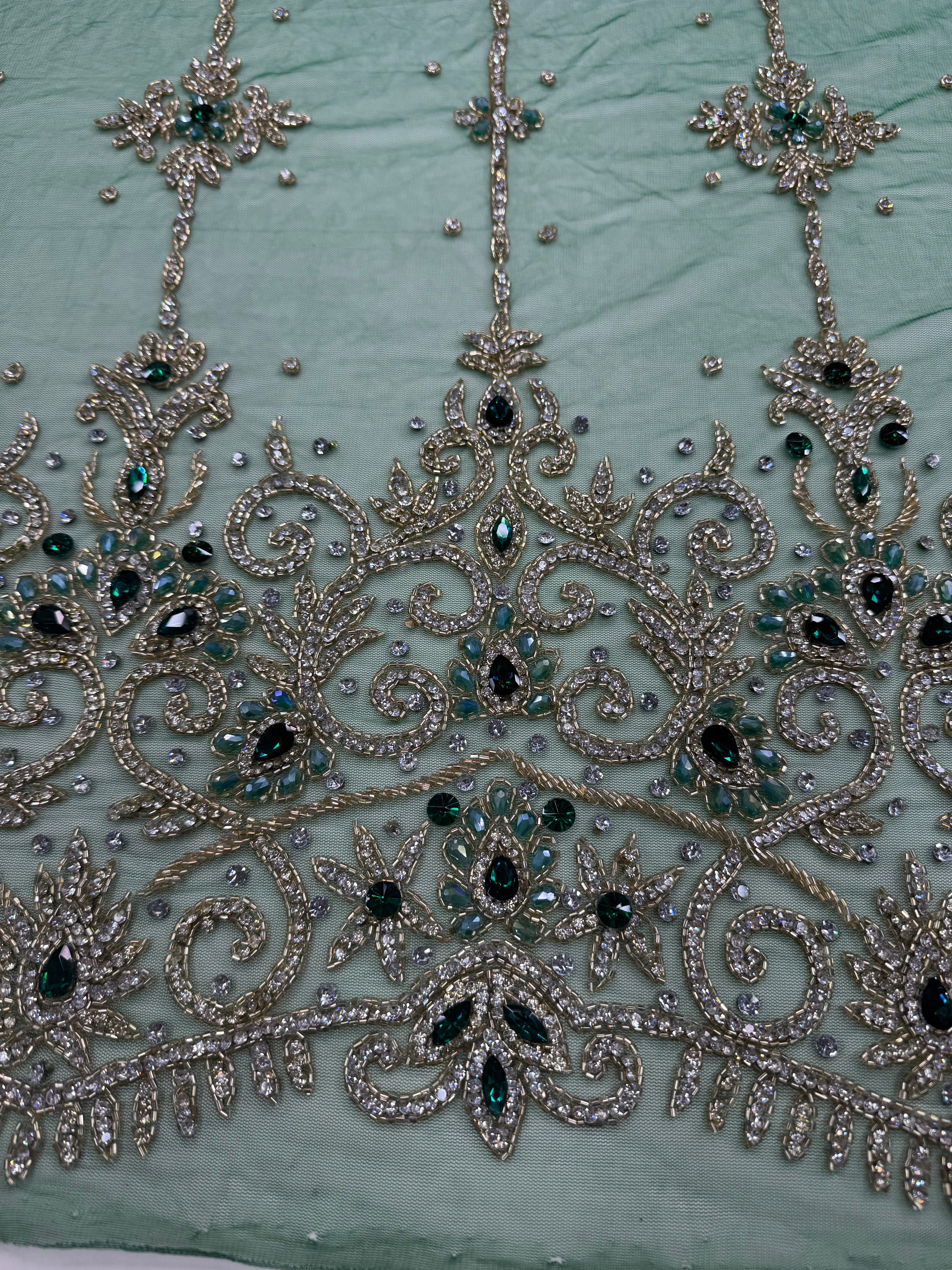 Broderie pe Tul verde cu Cristale – Material pentru Rochii de Ocazie, 140 cm/la metru J1 3380