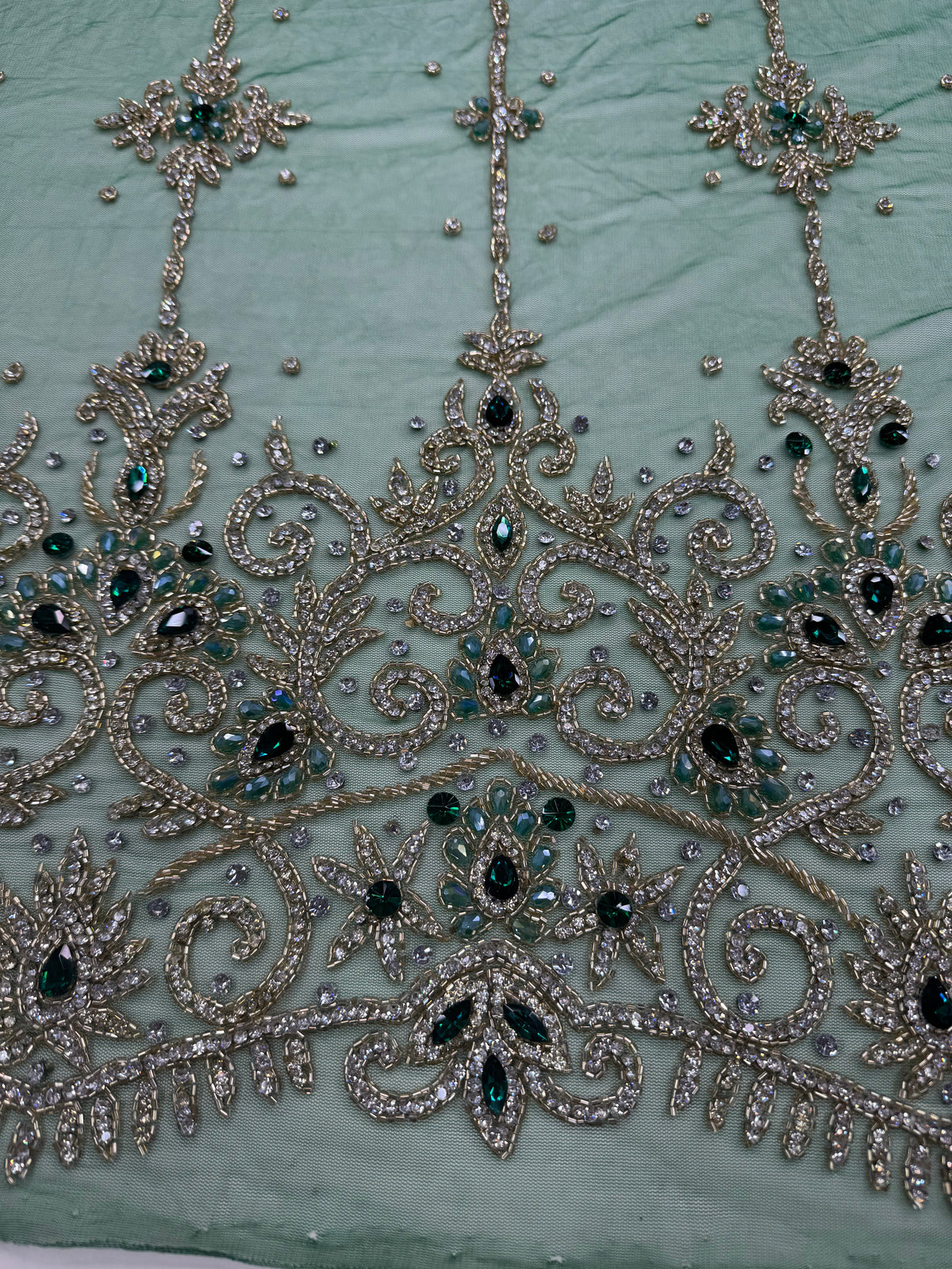 Broderie pe Tul verde cu Cristale – Material pentru Rochii de Ocazie, 140 cm/la metru J1 3380