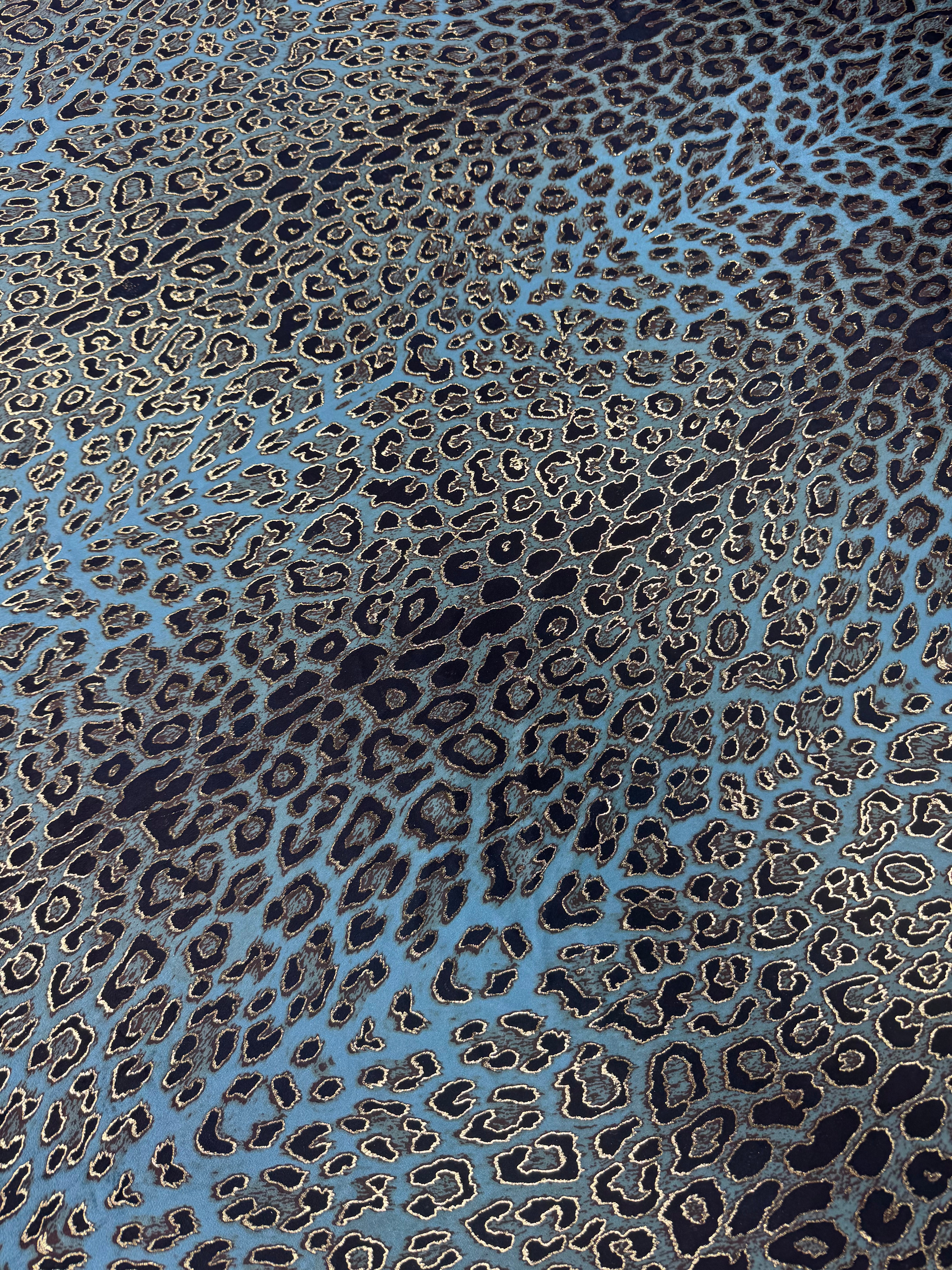 Catifea Elastica Animal Print Albastru cu Fir Auriu – Material Premium 140 cm, Vânzare la Metru
