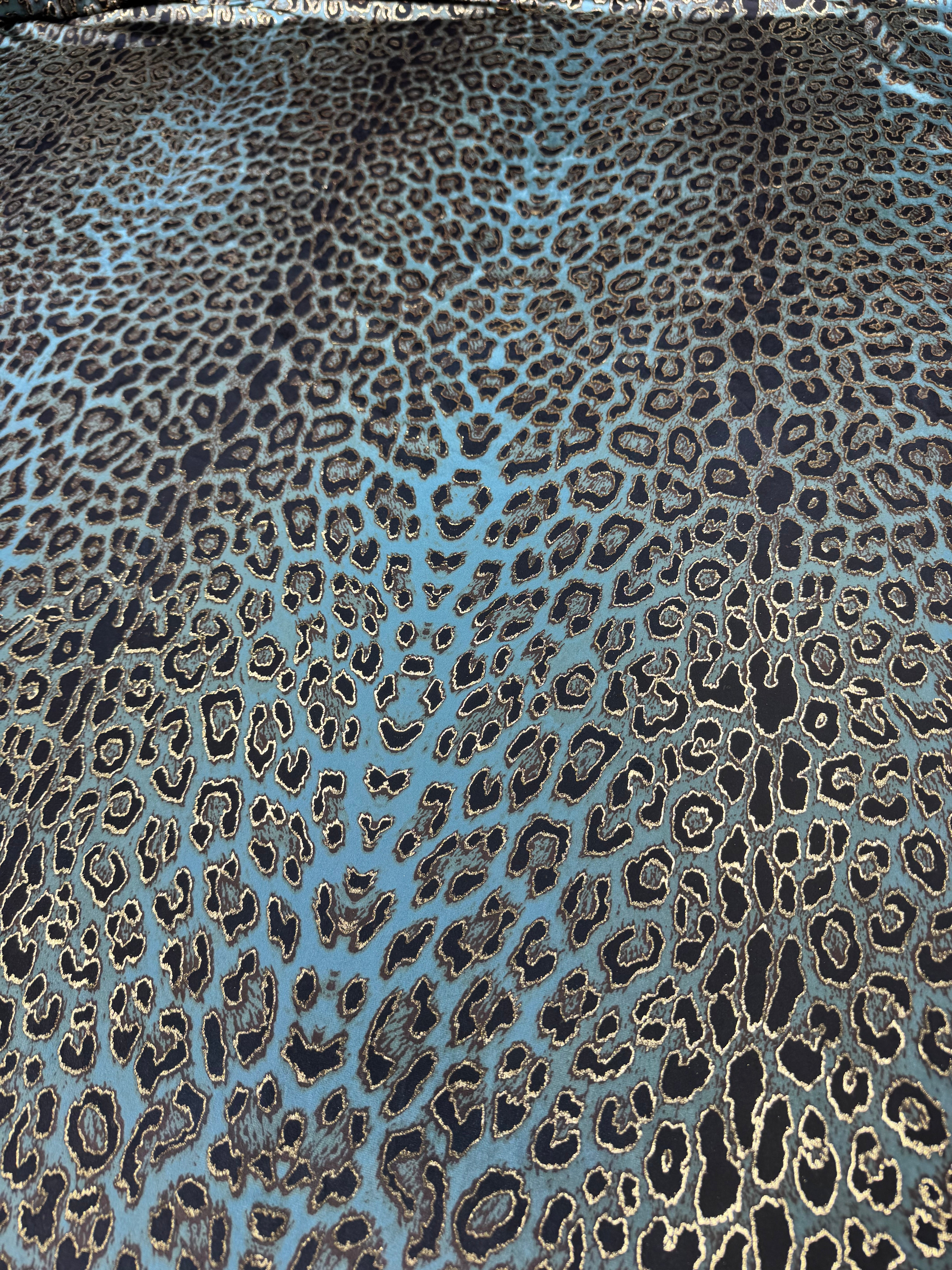 Catifea Elastica Animal Print Albastru cu Fir Auriu – Material Premium 140 cm, Vânzare la Metru