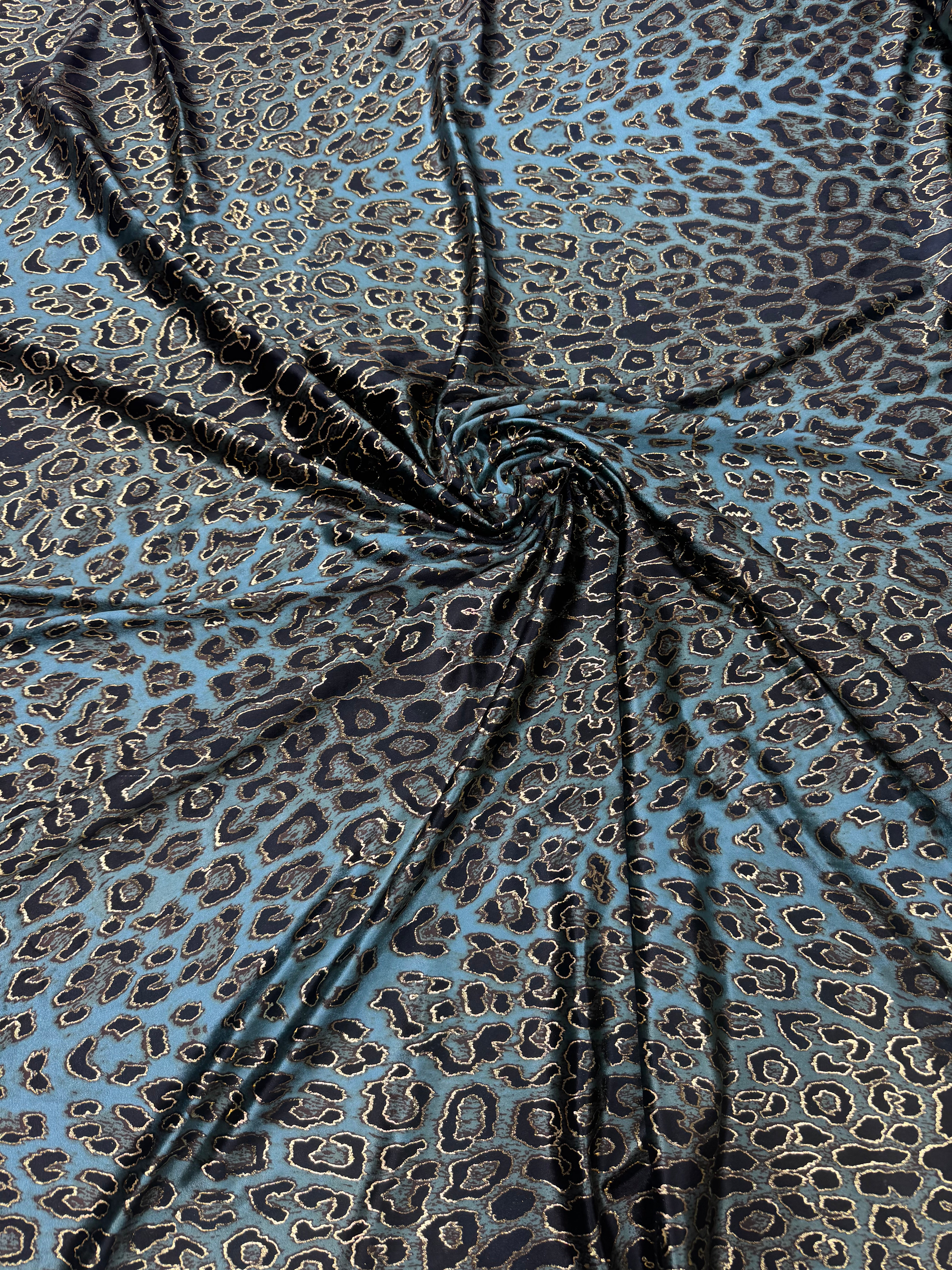Catifea Elastica Animal Print Albastru cu Fir Auriu – Material Premium 140 cm, Vânzare la Metru