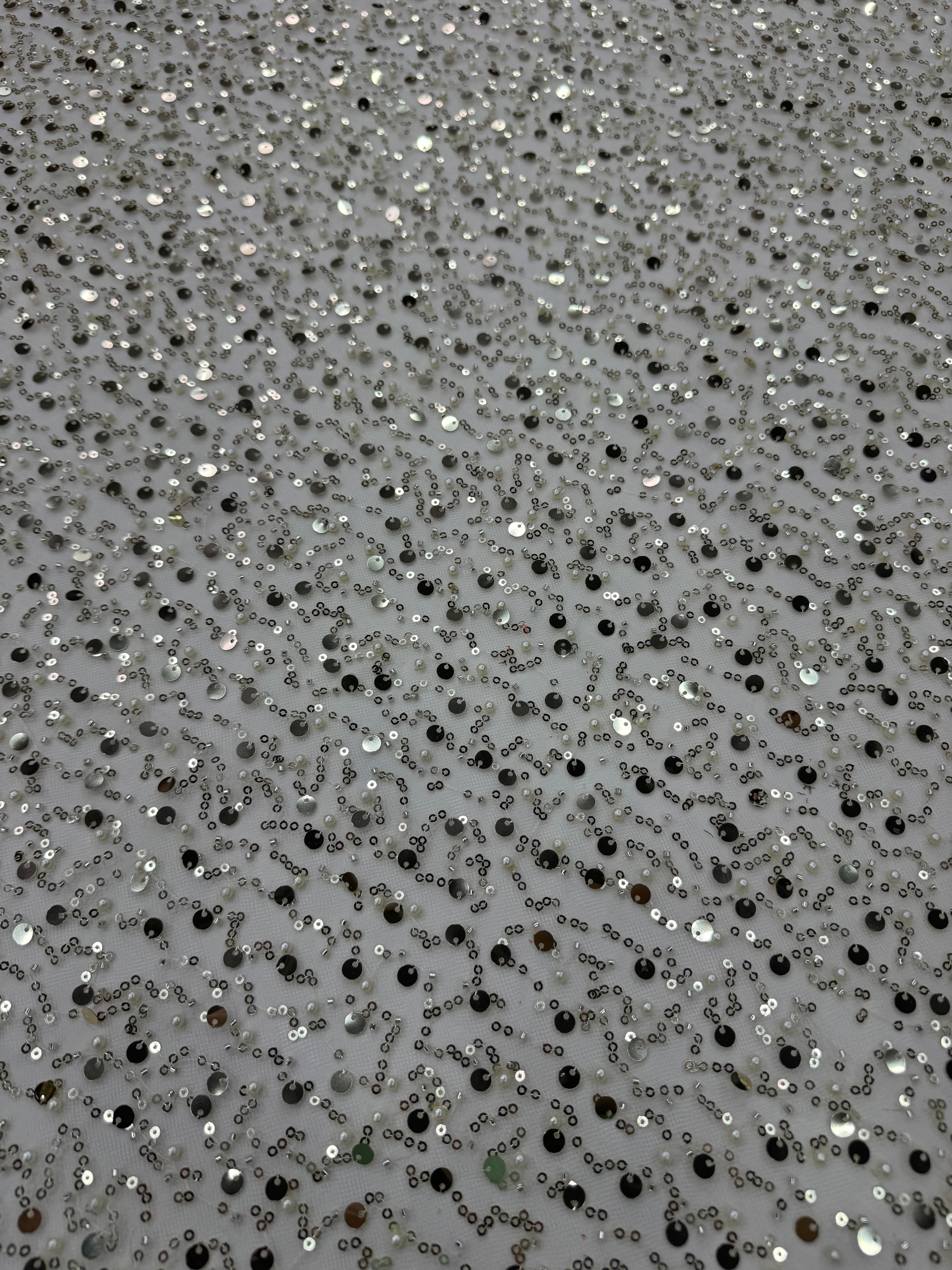 Tul Brodat cu Paiete si Margele – Material Lux pentru Rochii si Tinute de Ocazie