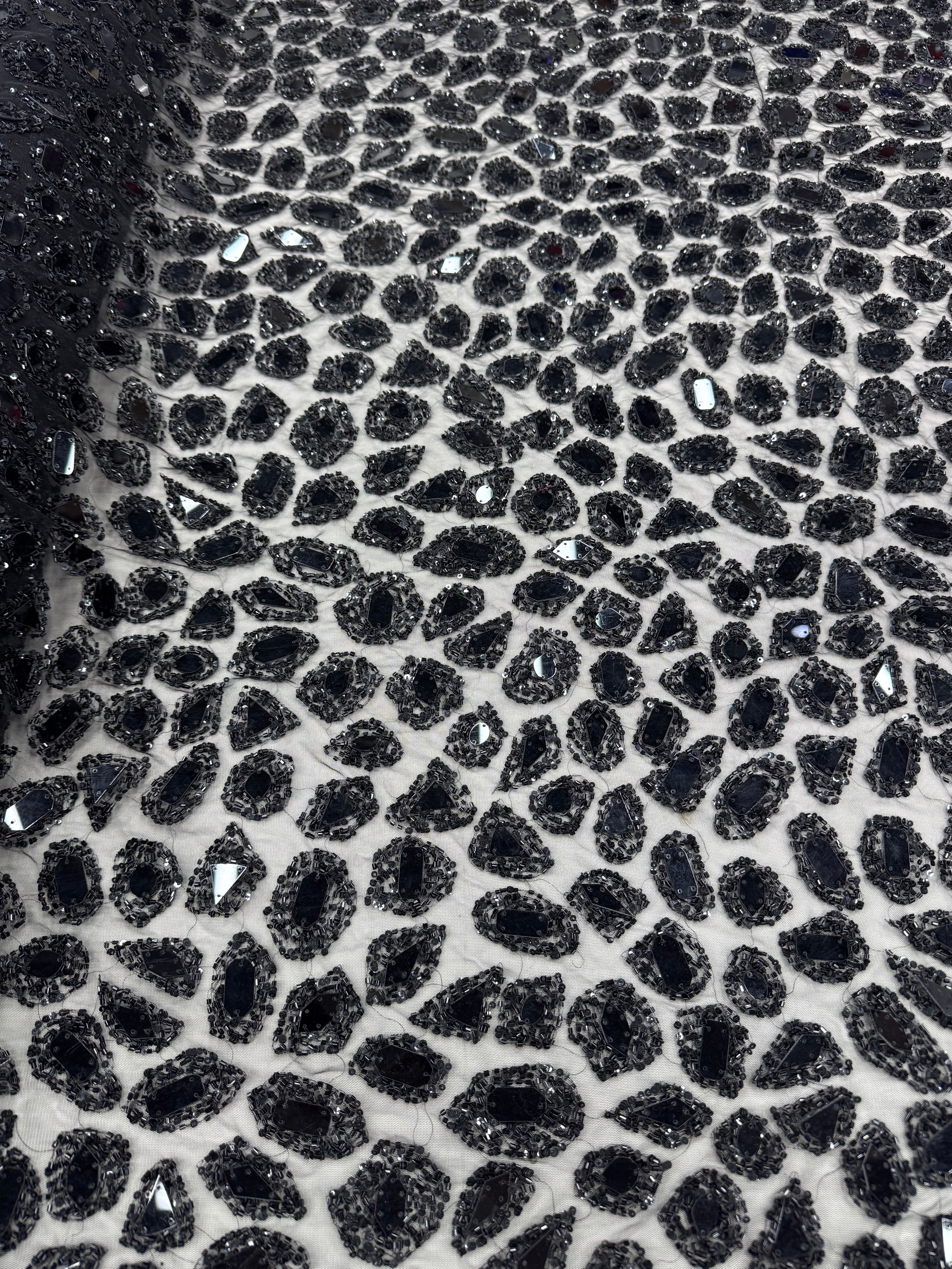 Broderie pe tul Model STR102, latime 140 cm, cu pietre tip oglinda, margele si cristale premium