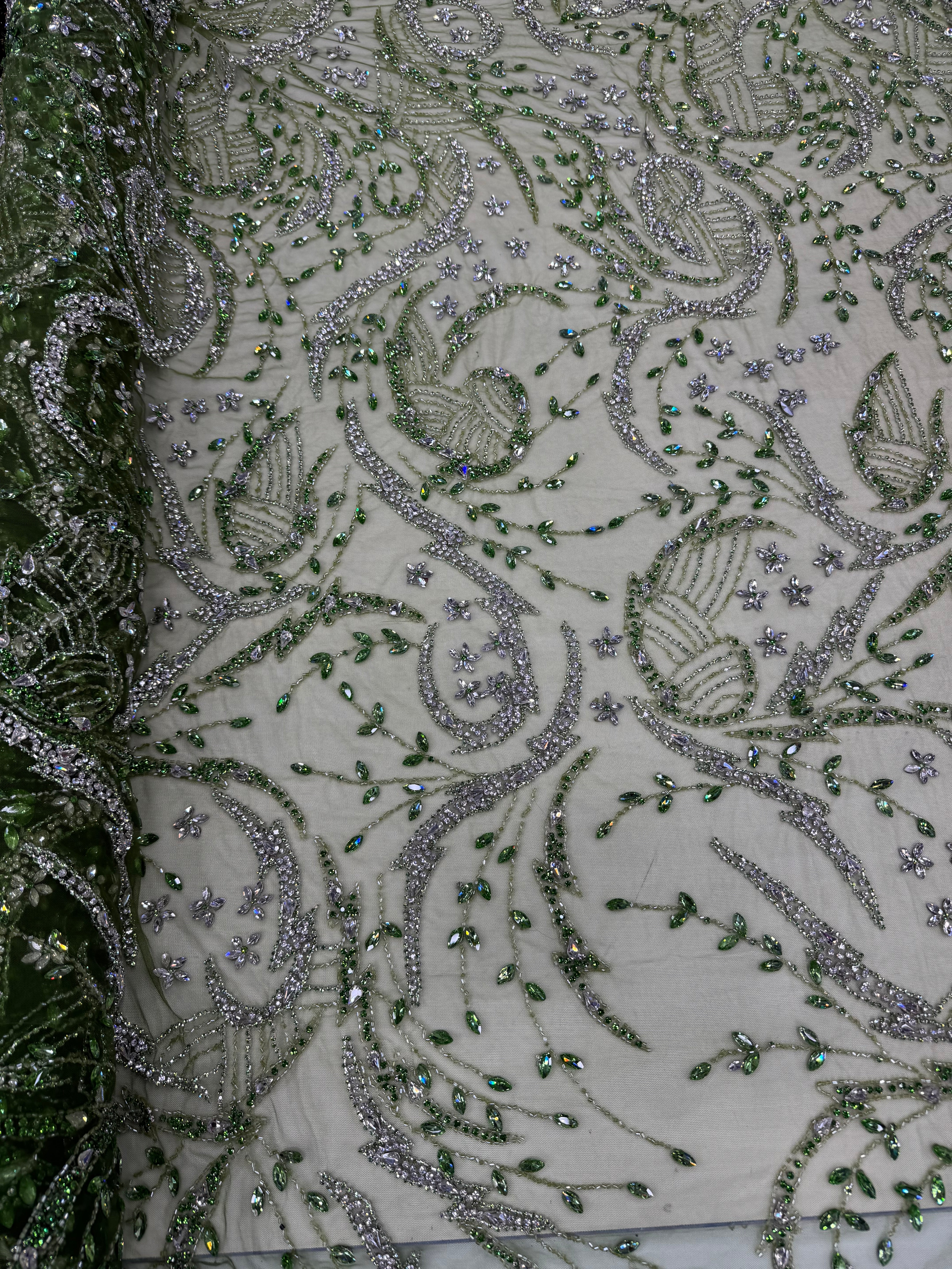 Broderie pe tul verde Model J1 3441, latime 140 cm, cu cristale, margele si aplicatii premium